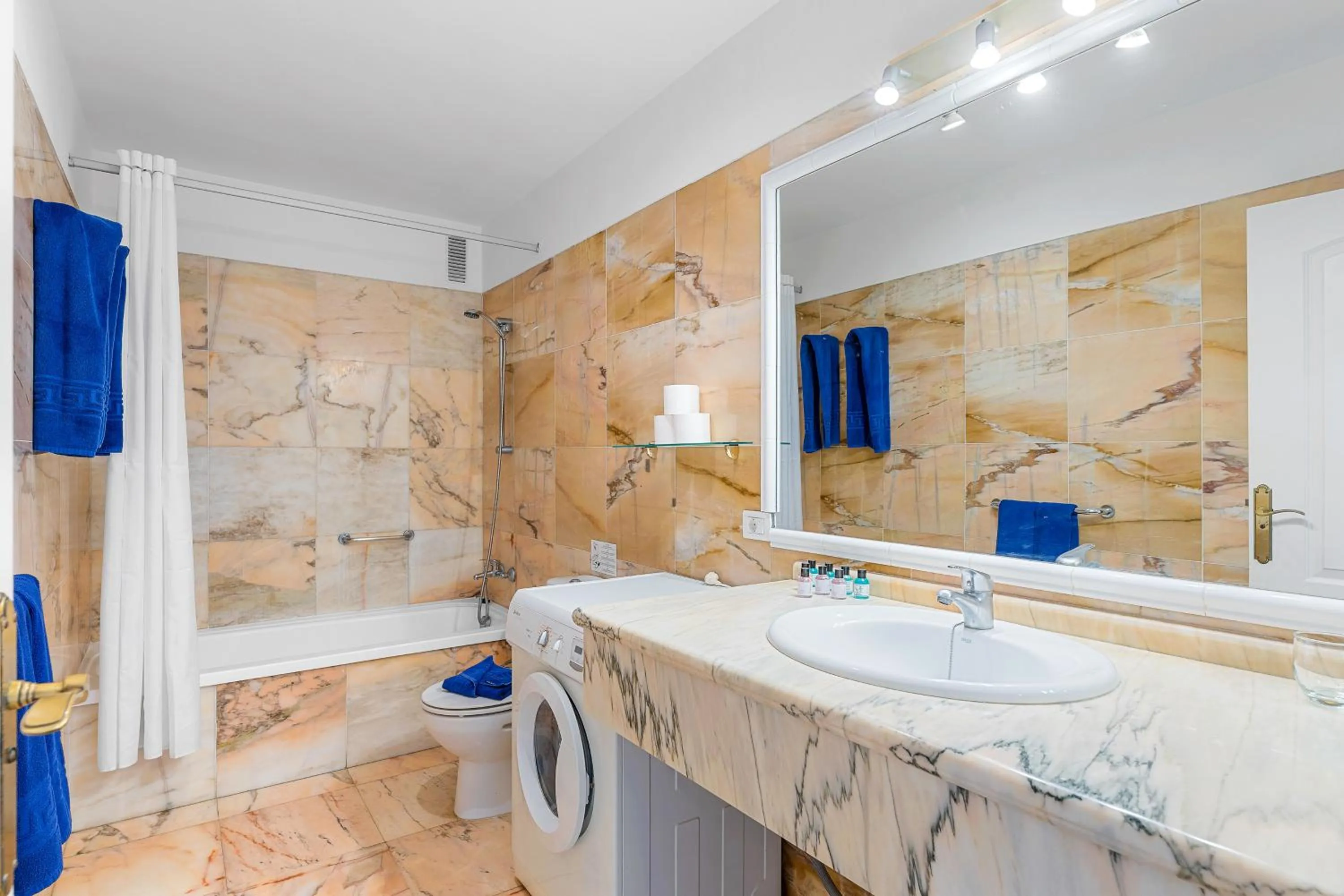 Bathroom in Club Tarahal