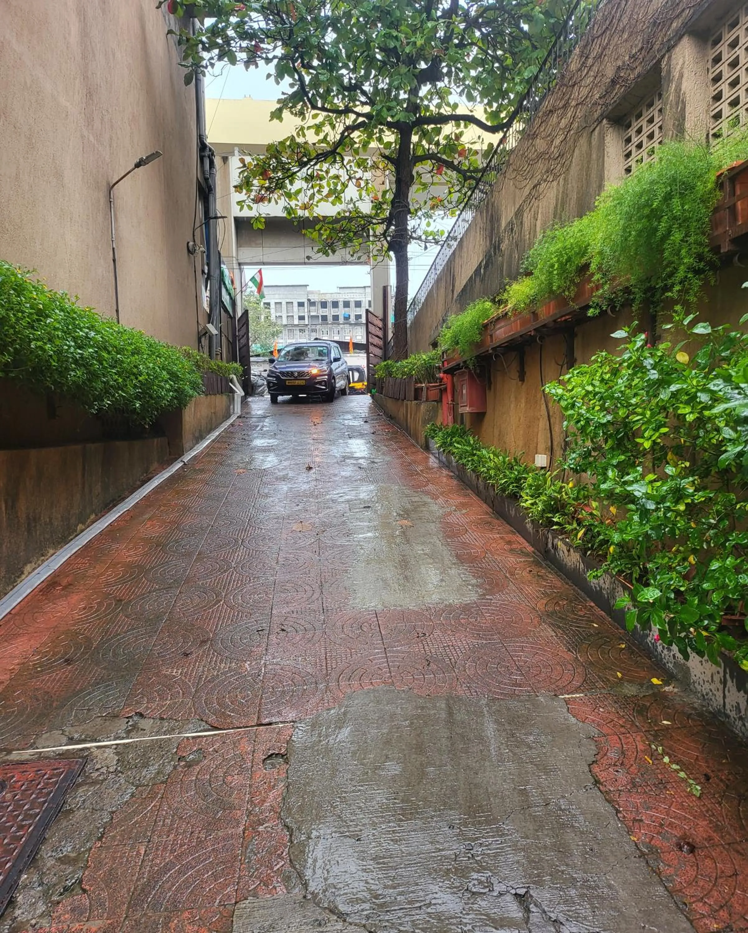 Facade/entrance in Hotel Maharana Inn Chembur