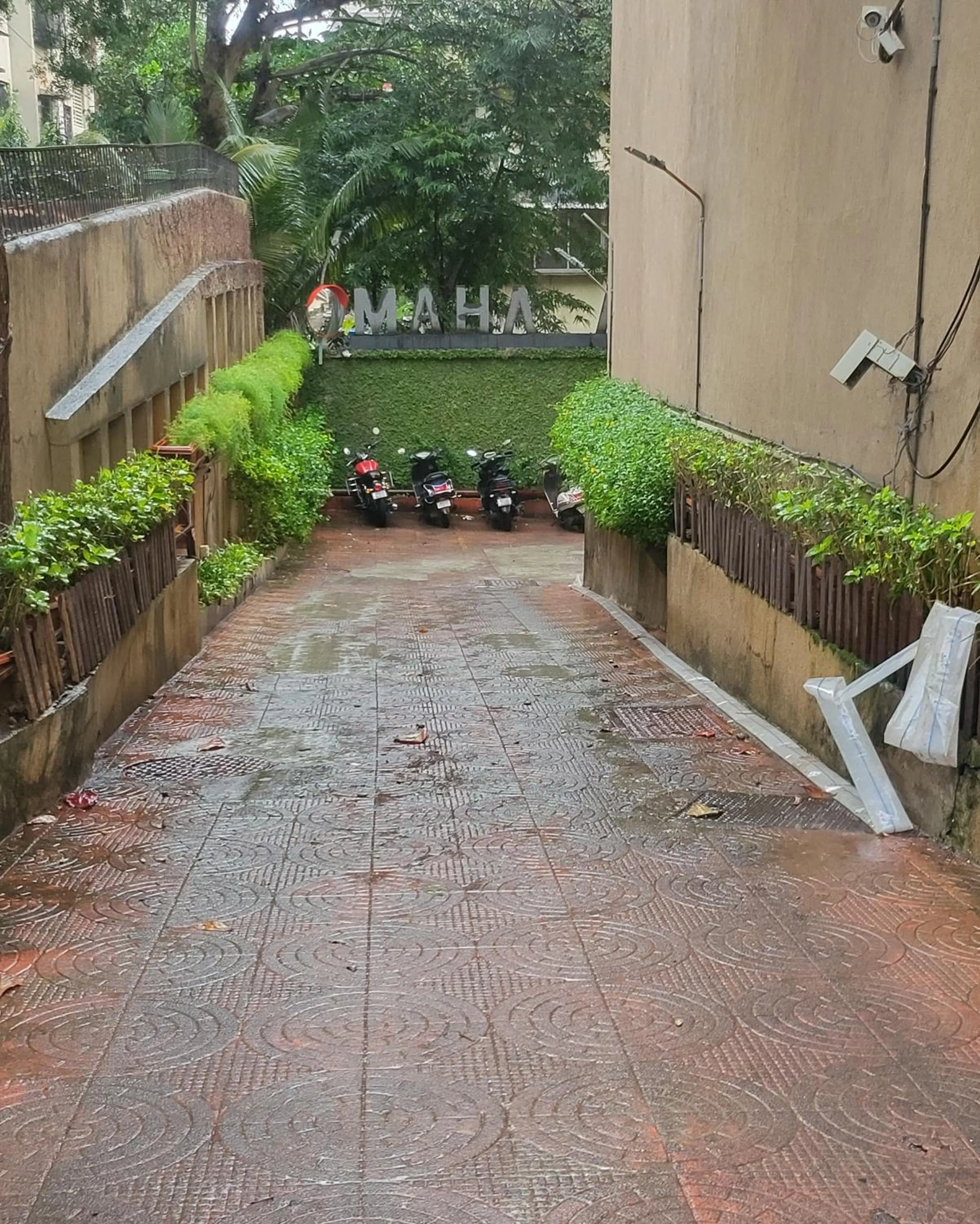 Facade/entrance in Hotel Maharana Inn Chembur