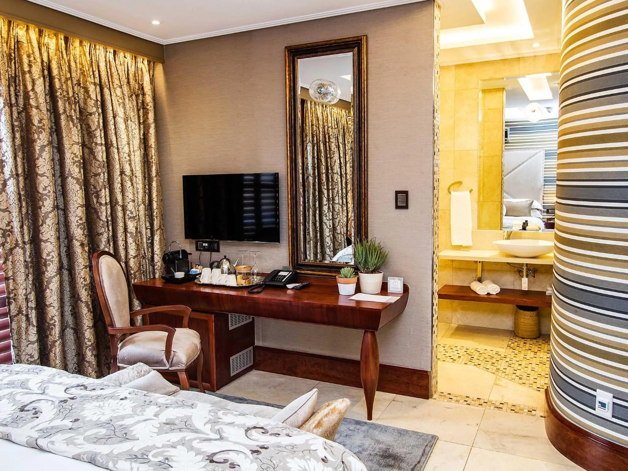 Bathroom, Bed in Kimberley Anne Hotel