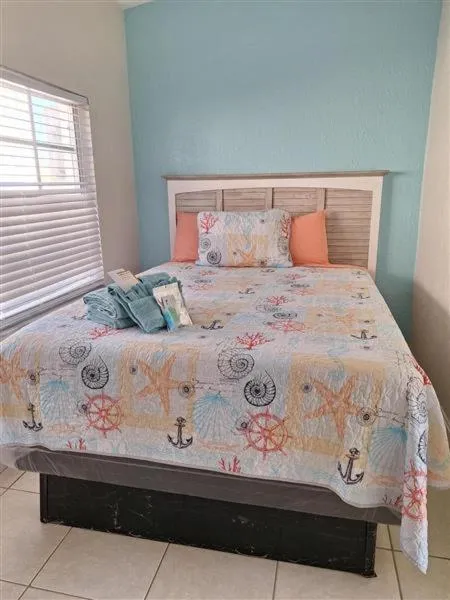 Bed in Blind Pass Resort Motel