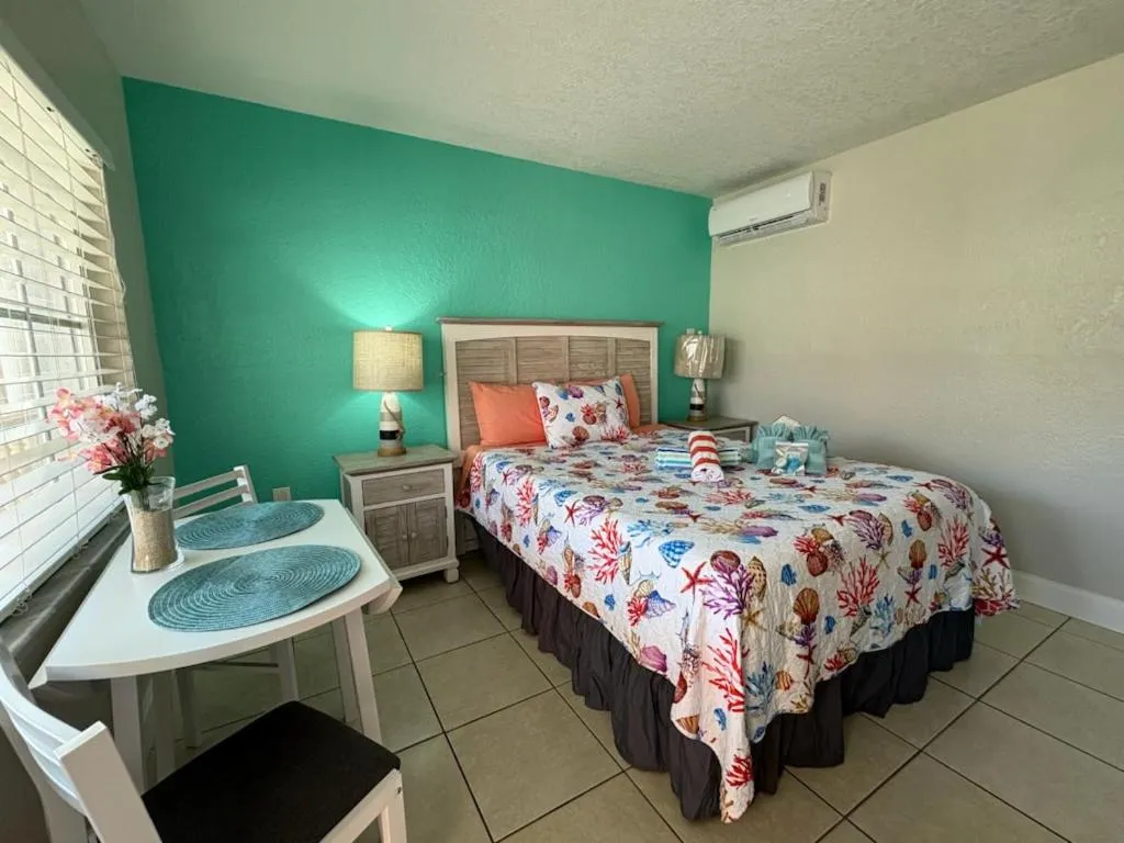 Bed in Blind Pass Resort Motel