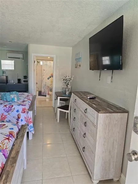 Bed in Blind Pass Resort Motel