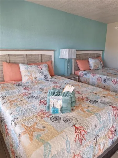 Bed in Blind Pass Resort Motel