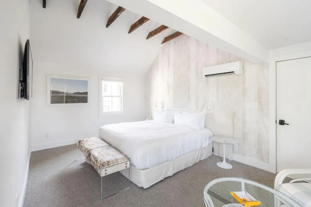 Bed in White Moose Inn