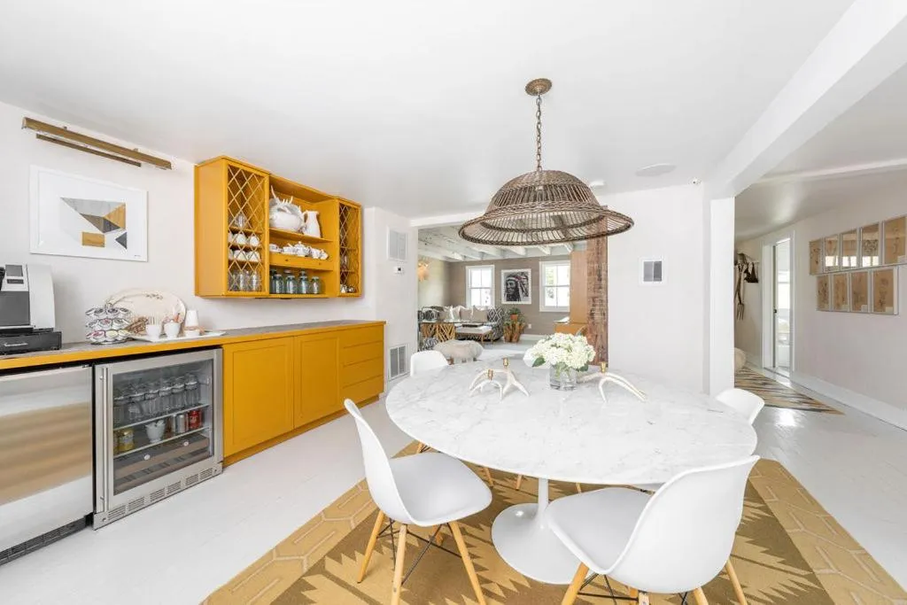 Lounge or bar in White Moose Inn