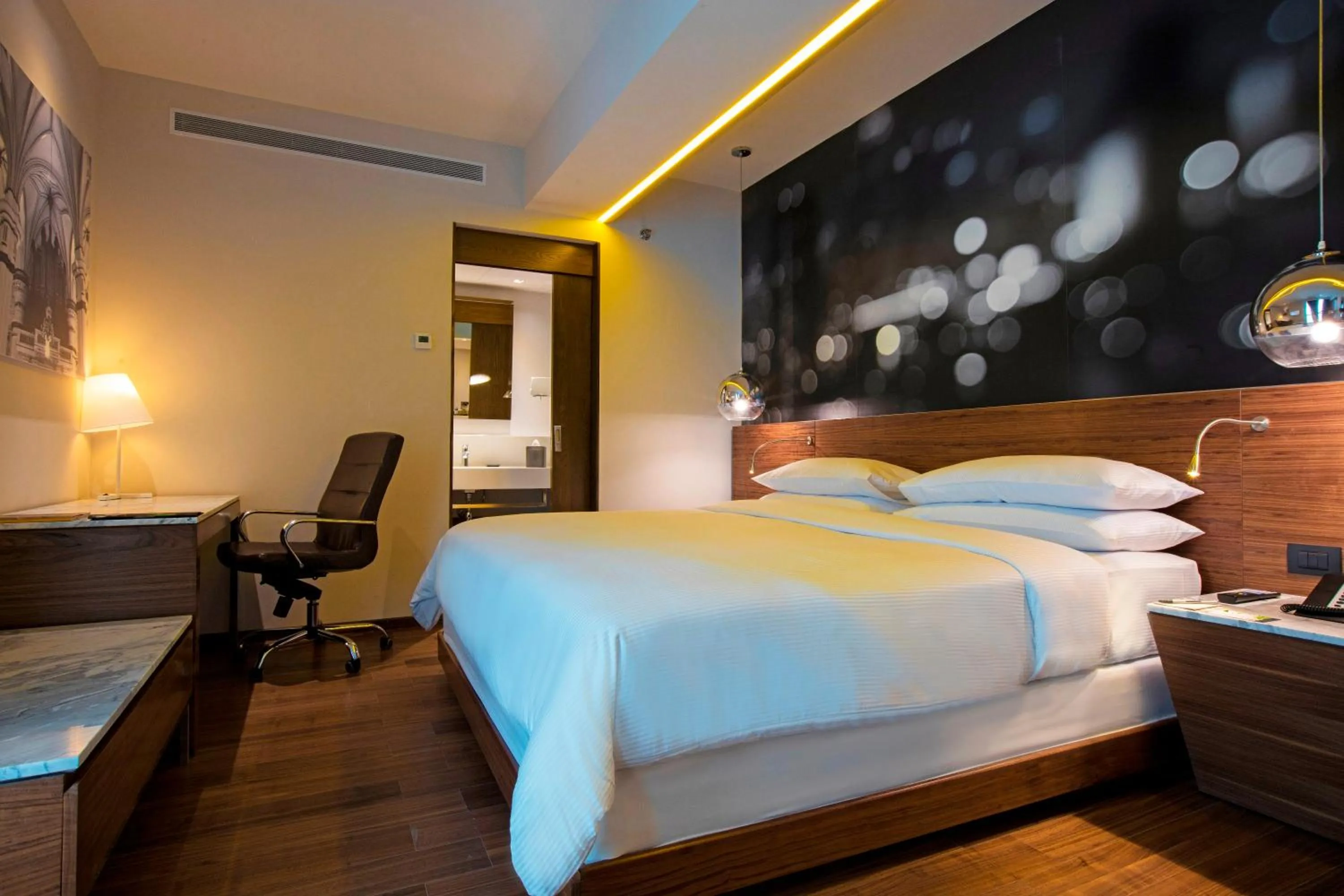 Photo of the whole room, Bed in Krystal Urban Guadalajara