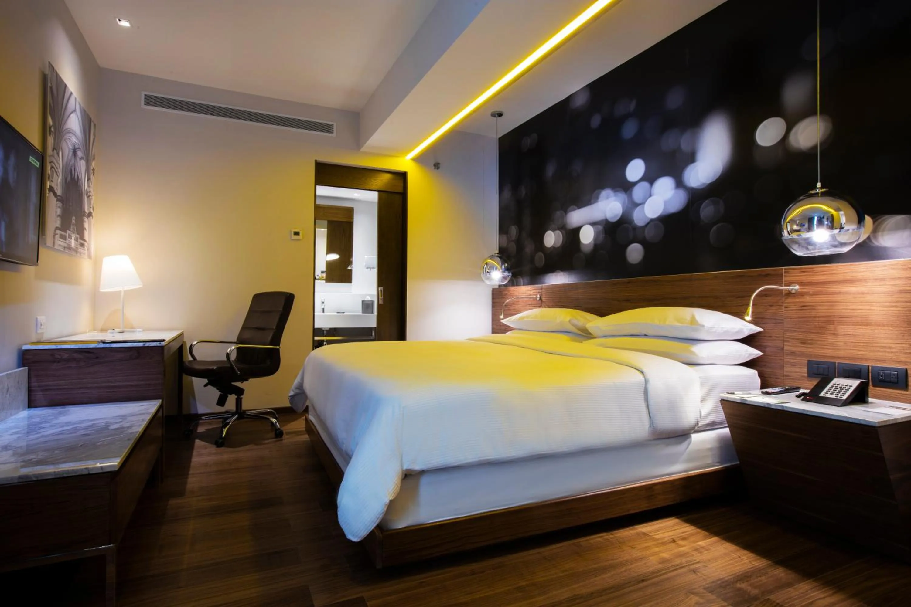 Photo of the whole room, Bed in Krystal Urban Guadalajara