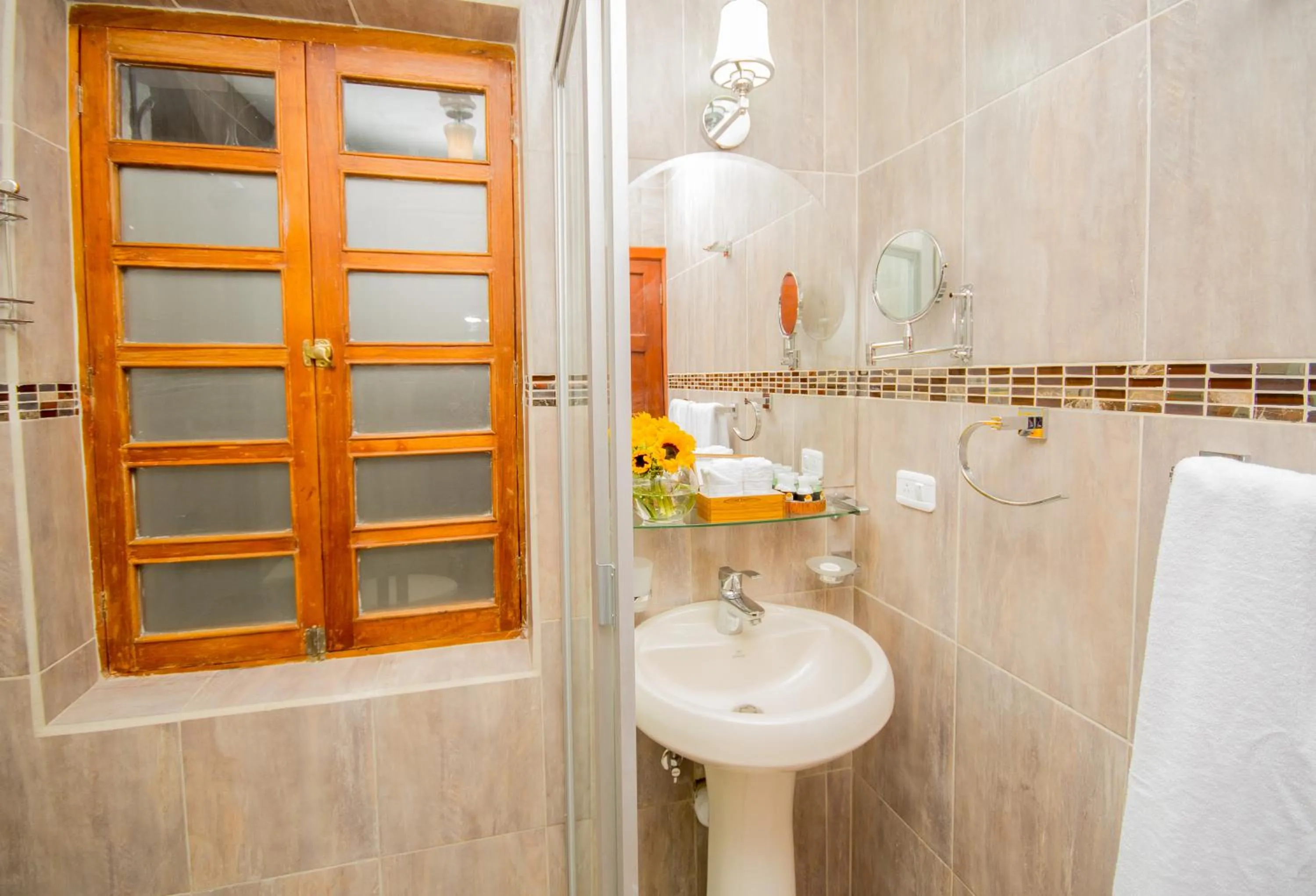 Shower in Hotel + Arte