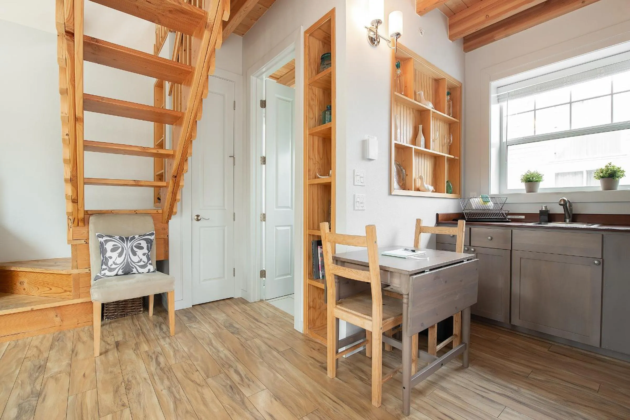 Dining area in Sea Breeze Cottages