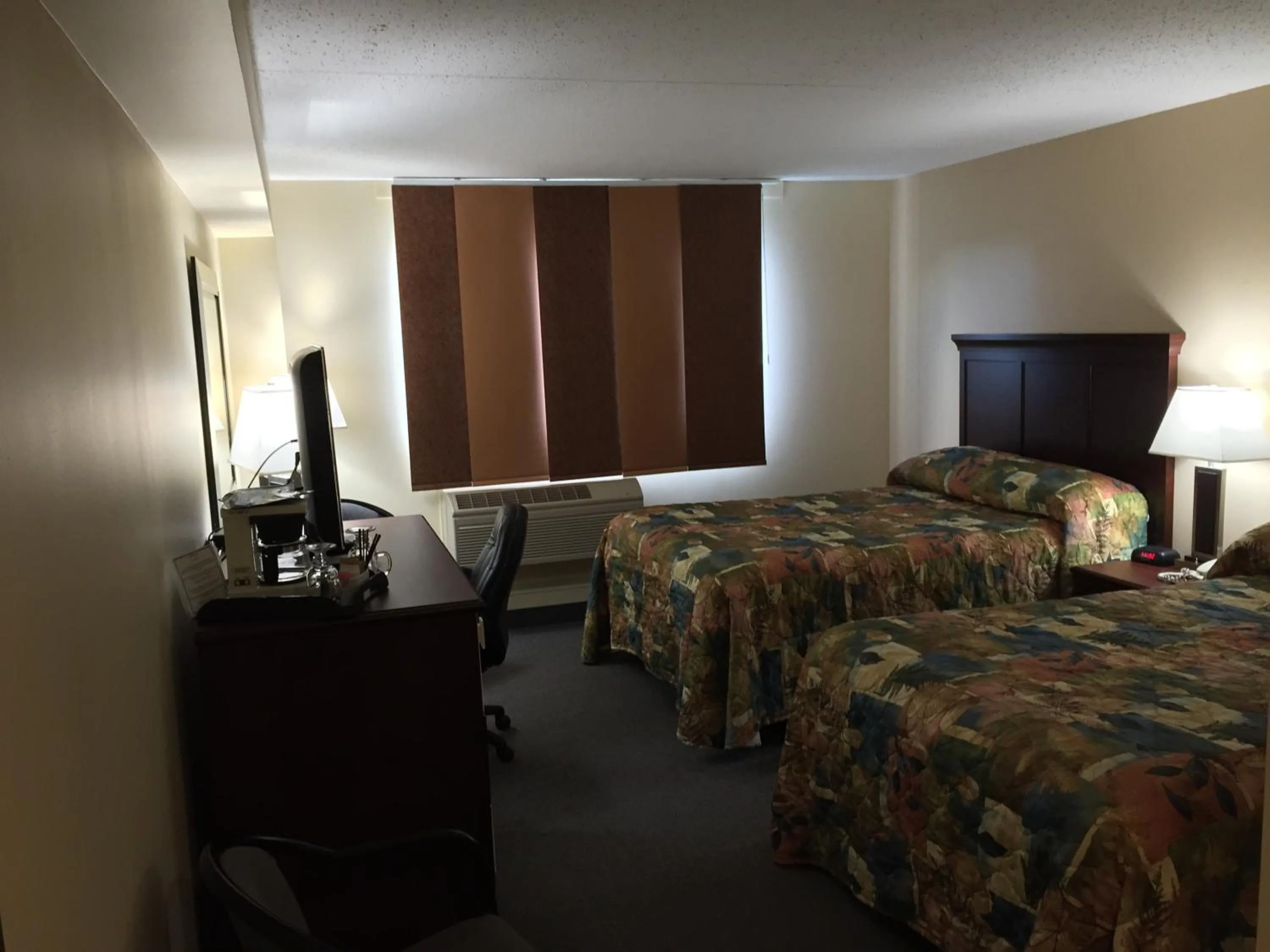 Photo of the whole room, Bed in Lakeland Inn Hotel