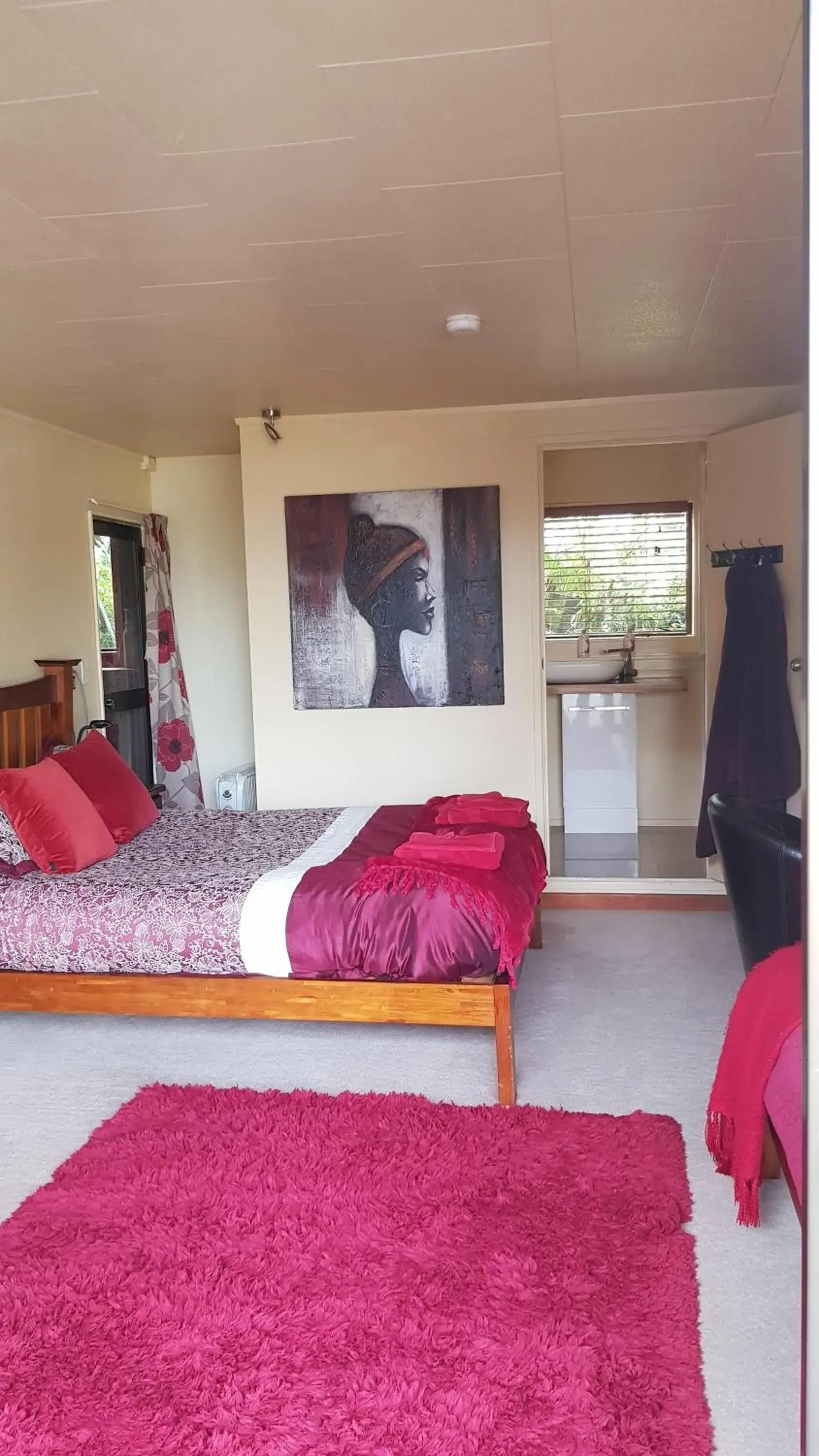 Deluxe Queen Room with Ensuite in Pohutukawa Coast BnB Deluxe Queen Room with Ensuite in Pohutukawa Coast BnB