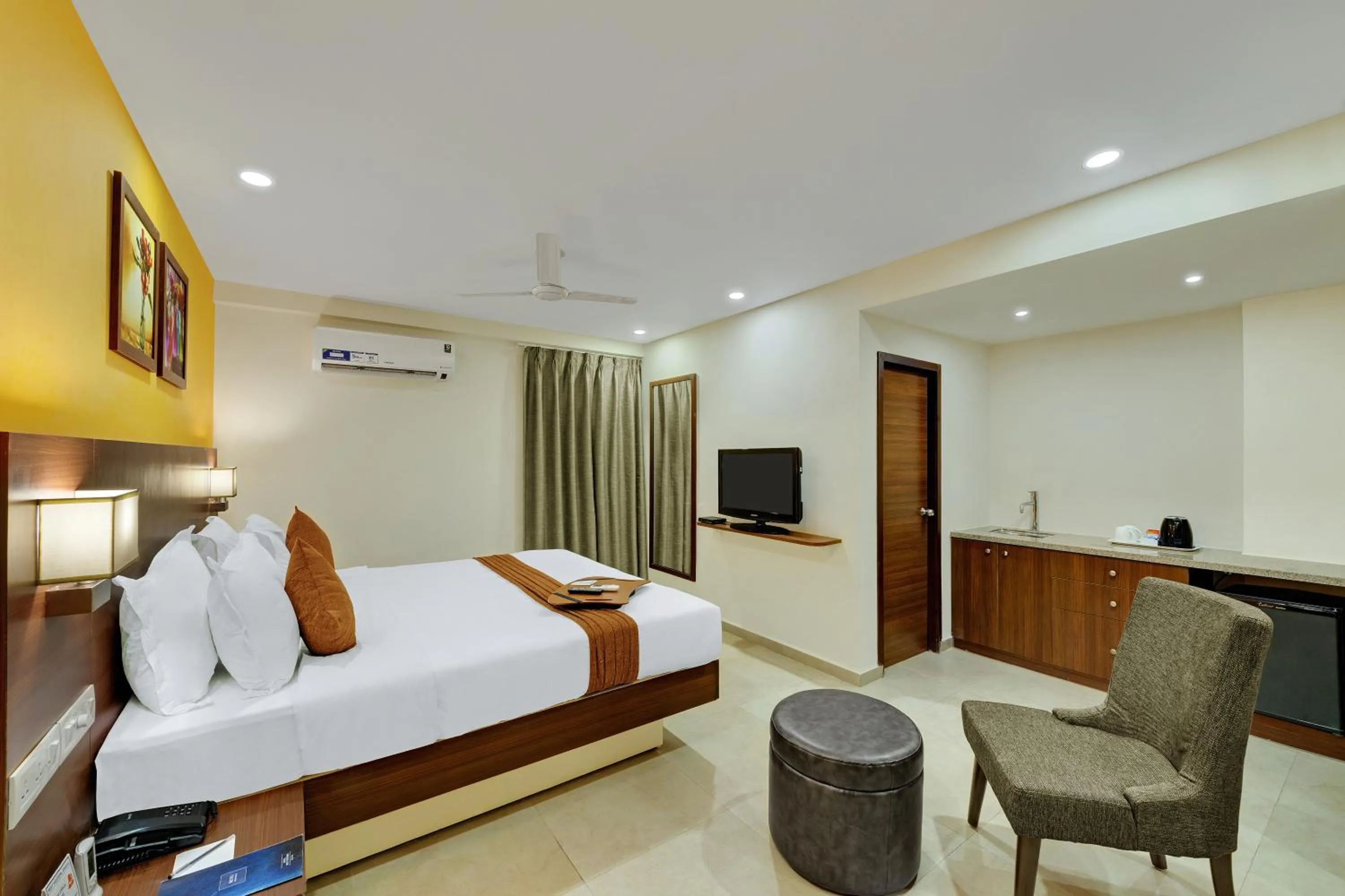 Kitchen or kitchenette, Bed in Best Western Alkapuri, Vadodara