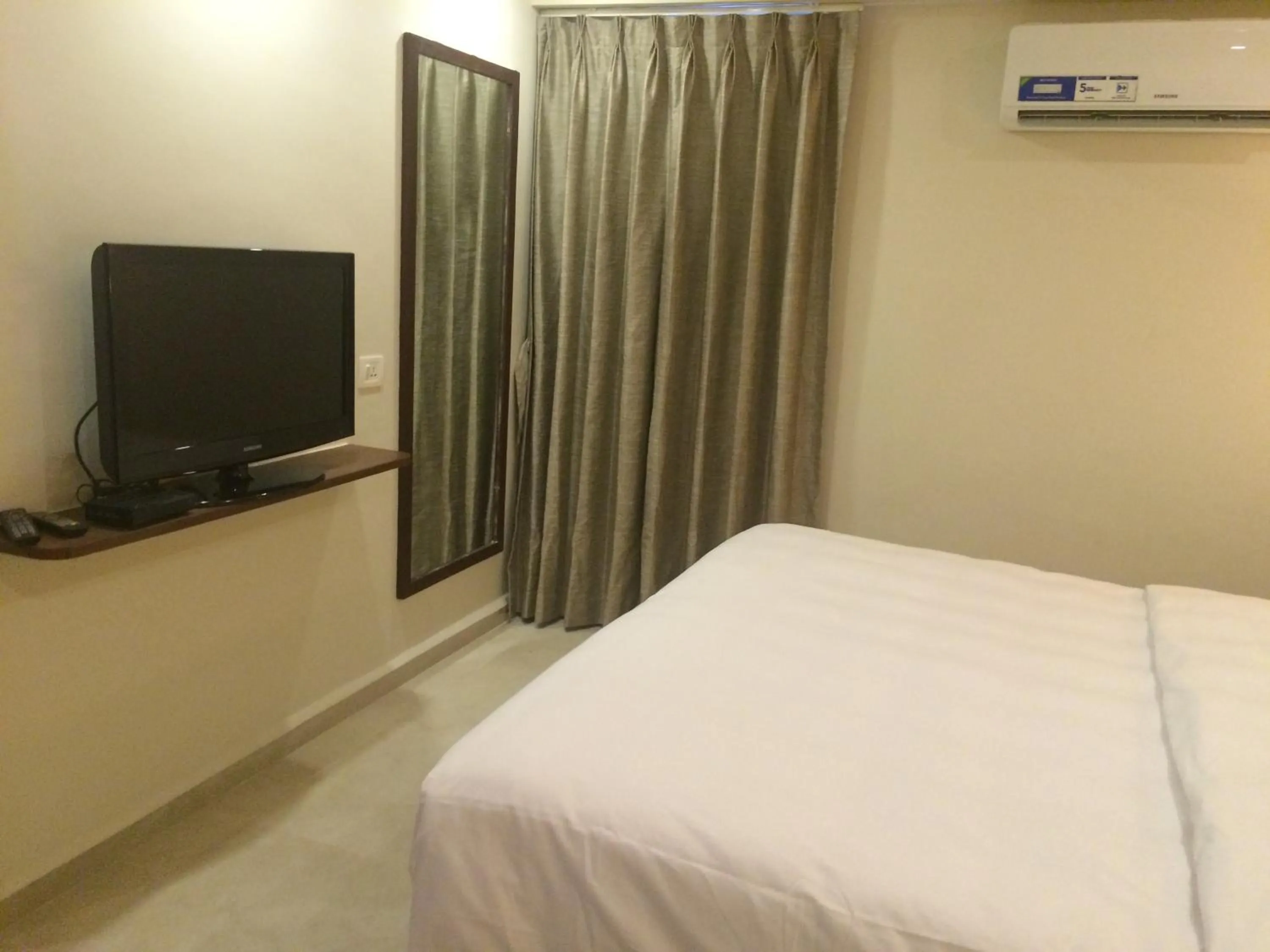 Photo of the whole room, Bed in Best Western Alkapuri, Vadodara