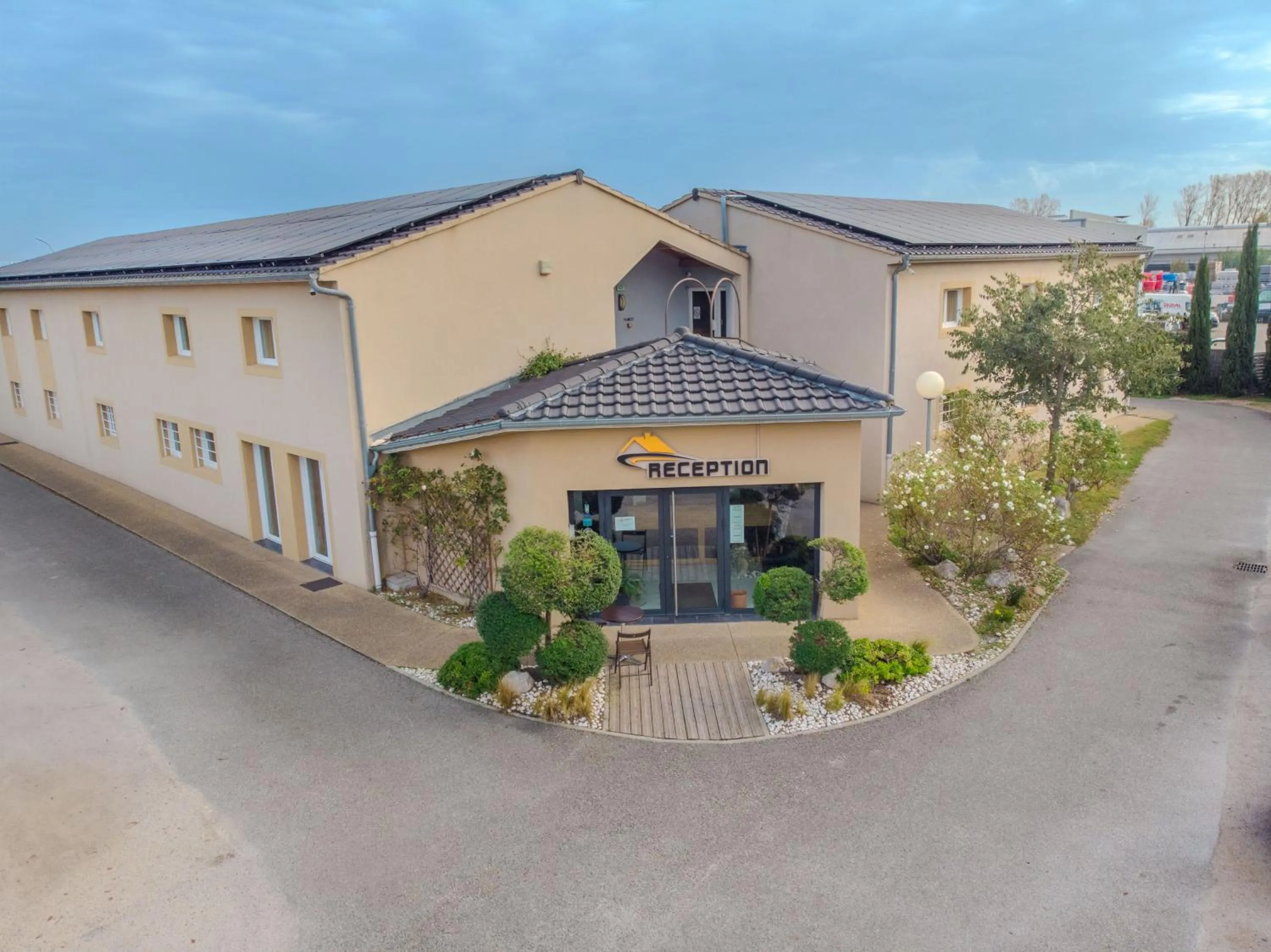 Property building in Appart'hotel Residella House Room & Kitchen Avignon Le Pontet