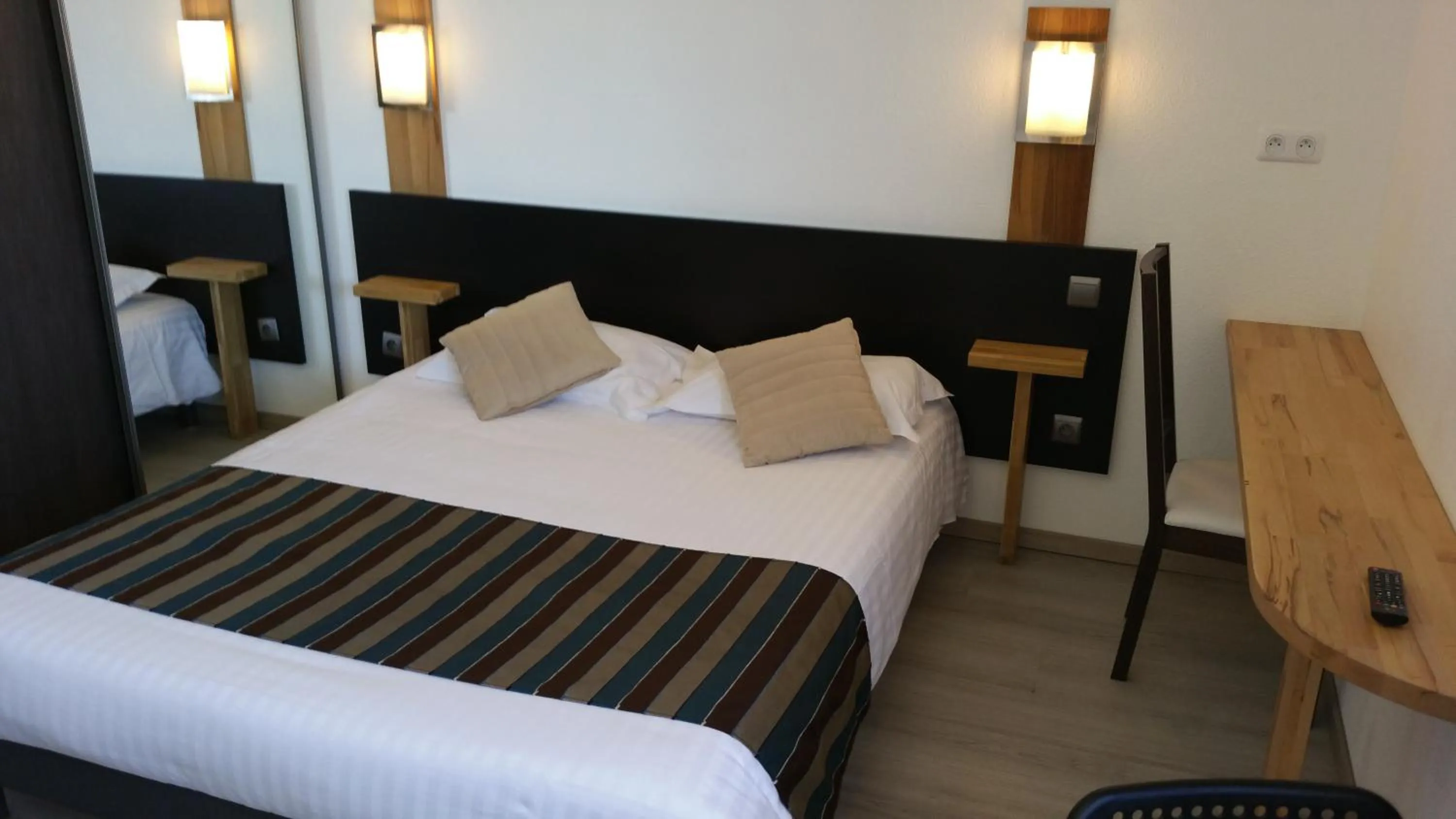 Photo of the whole room, Bed in Appart'hotel Residella House Room & Kitchen Avignon Le Pontet