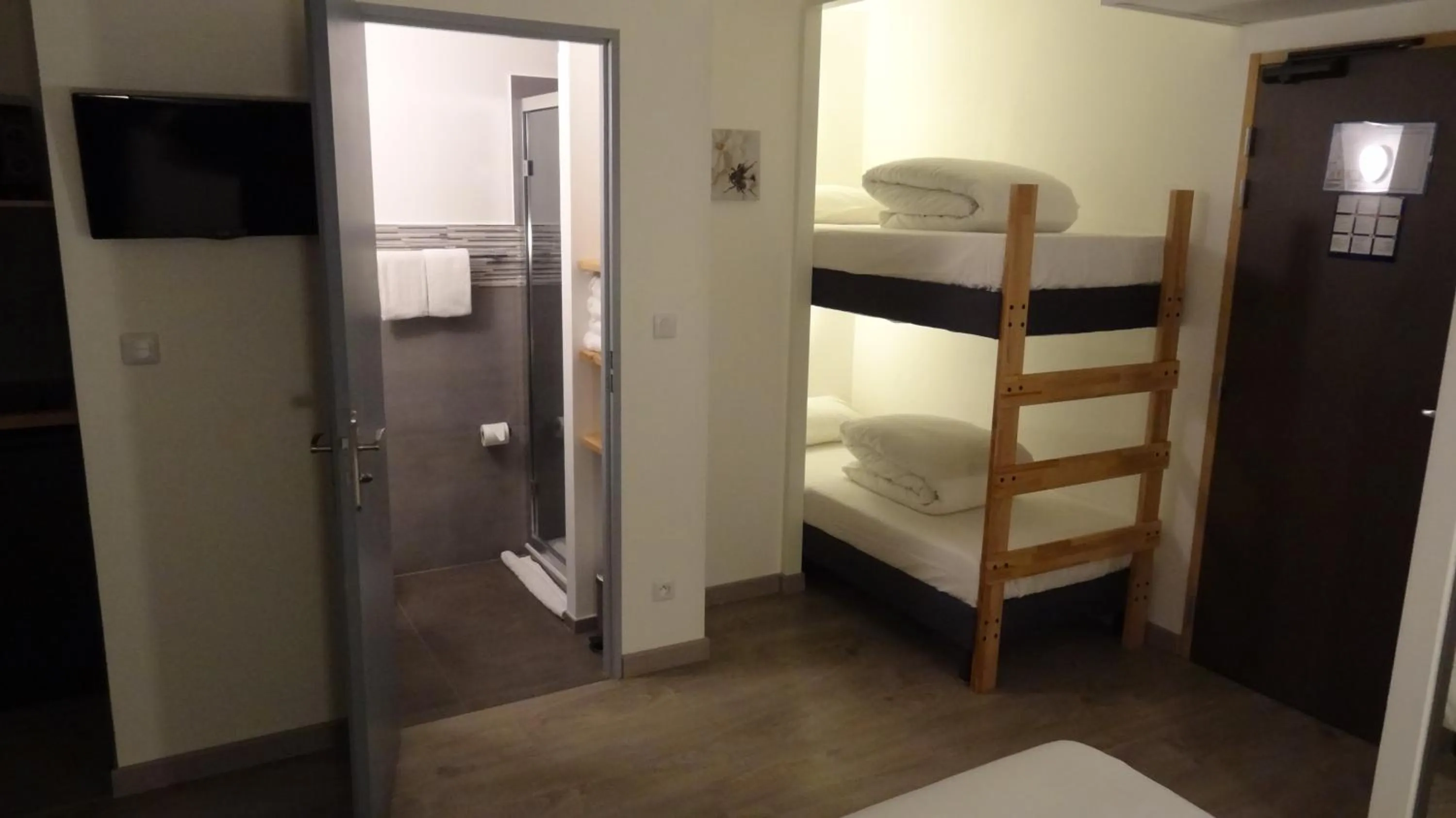 bunk bed, Bed in Appart'hotel Residella House Room & Kitchen Avignon Le Pontet