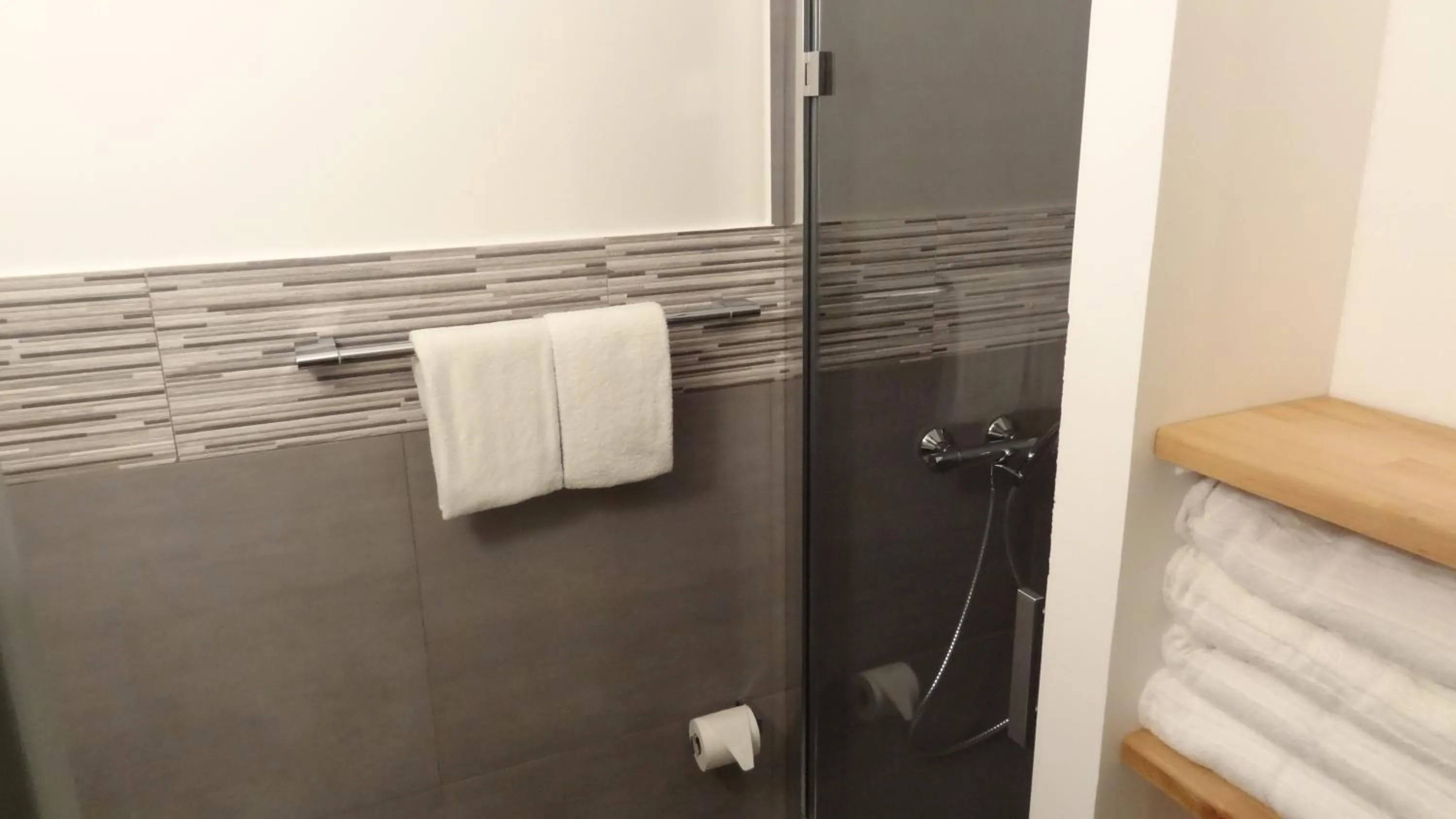 Bathroom in Appart'hotel Residella House Room & Kitchen Avignon Le Pontet