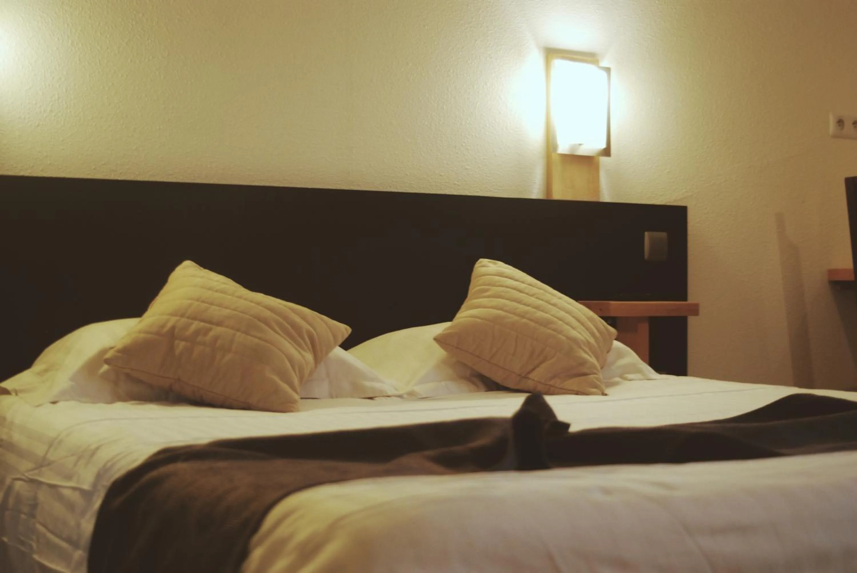 Bedroom, Bed in Appart'hotel Residella House Room & Kitchen Avignon Le Pontet