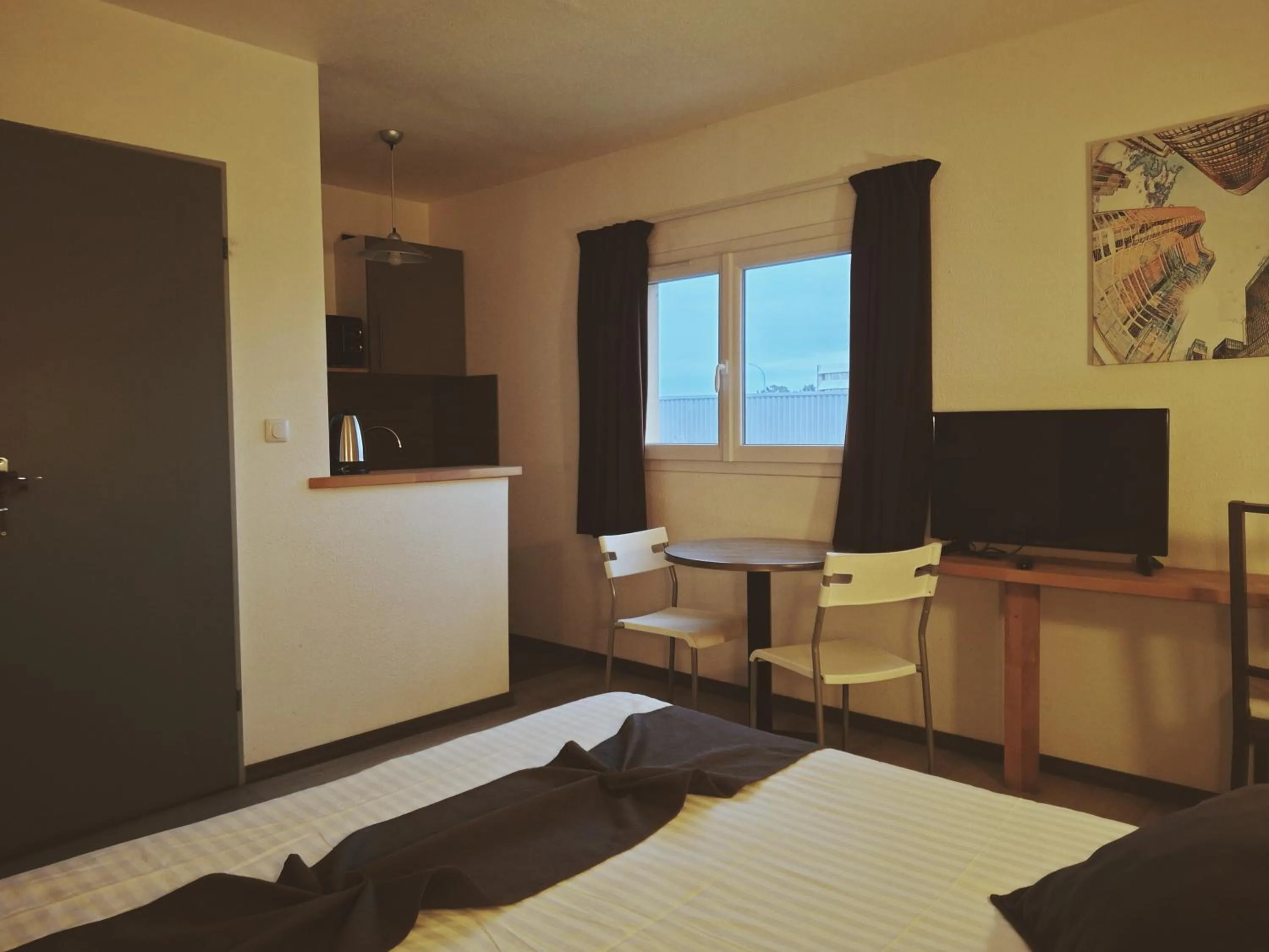 Photo of the whole room, Bed in Appart'hotel Residella House Room & Kitchen Avignon Le Pontet