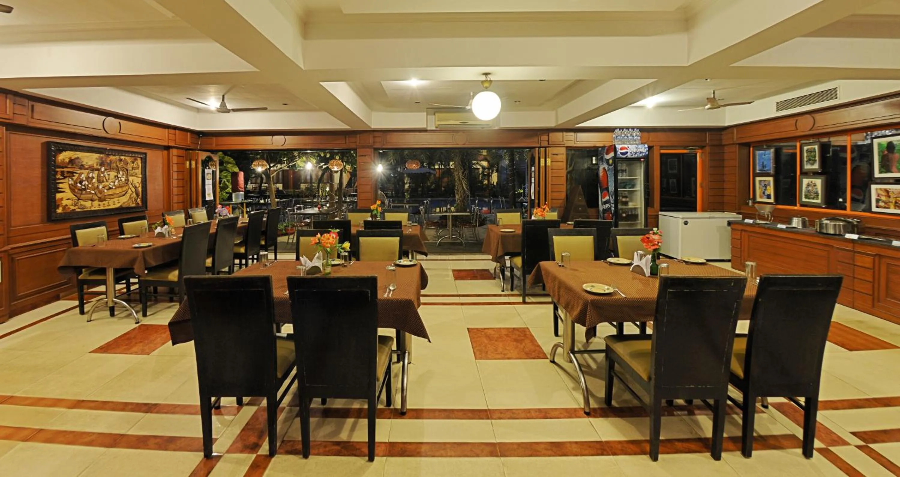 Restaurant/places to eat in Hotel Mahabs