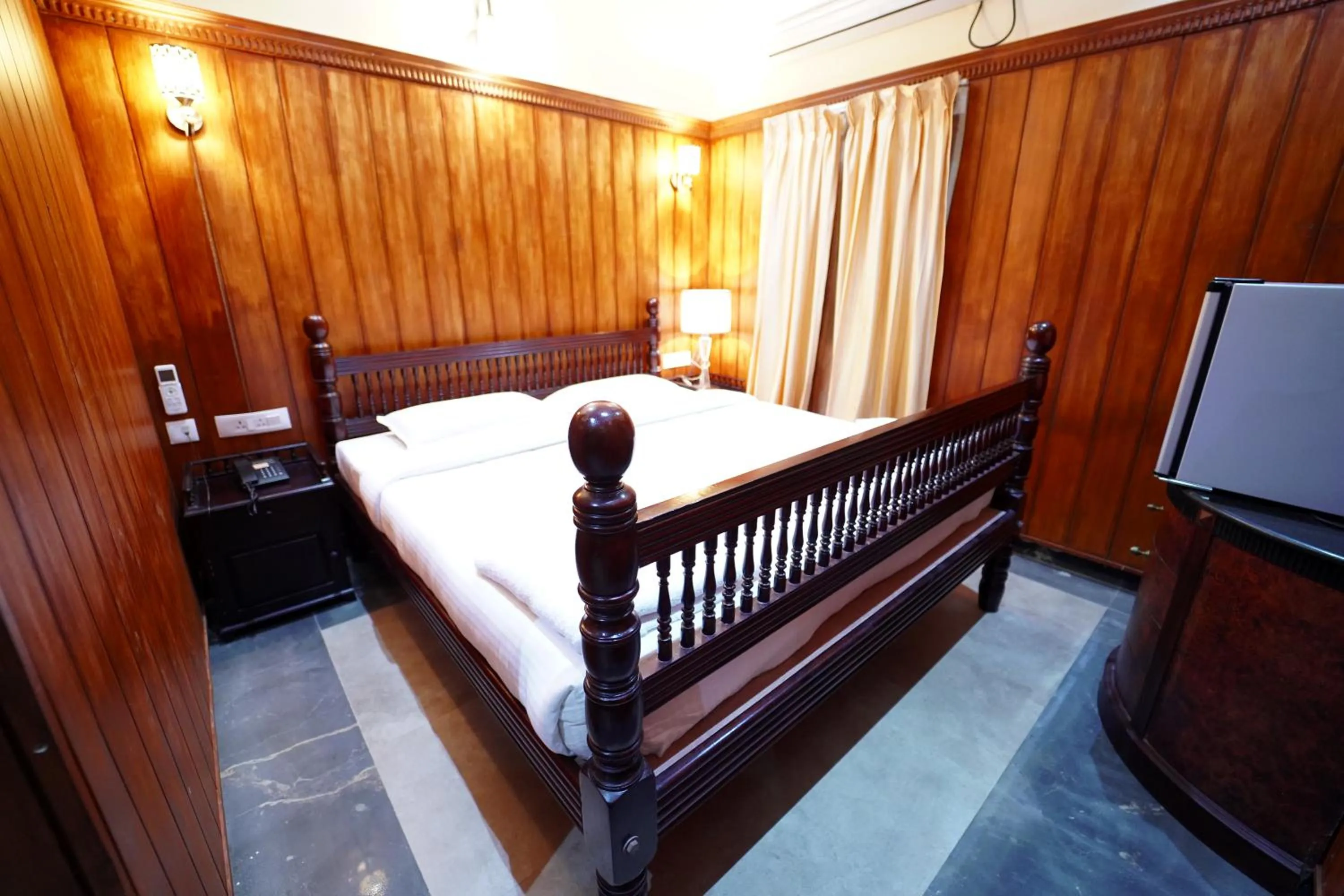 Communal lounge/ TV room, Bed in Hotel Mahabs