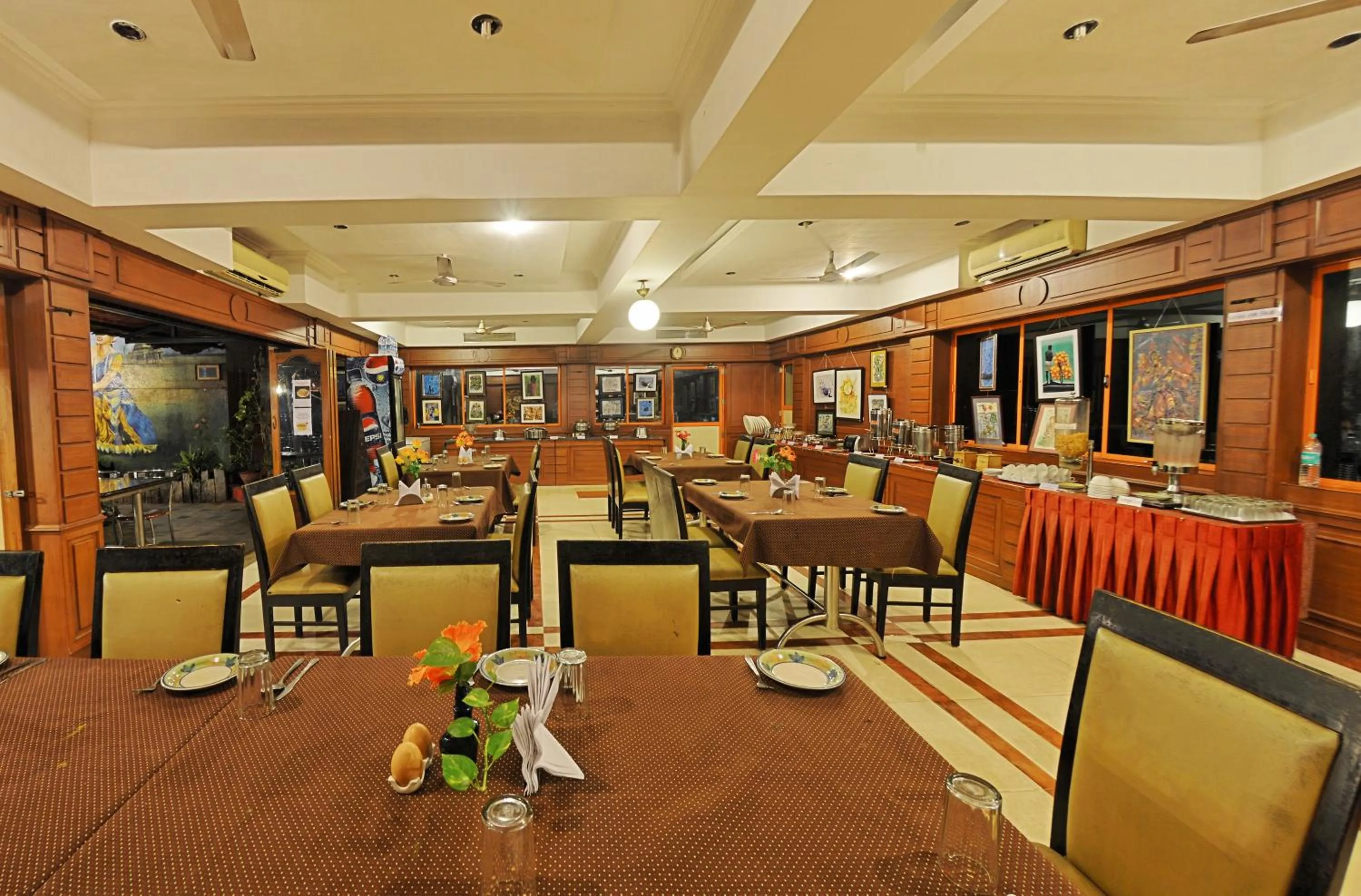 Restaurant/places to eat in Hotel Mahabs