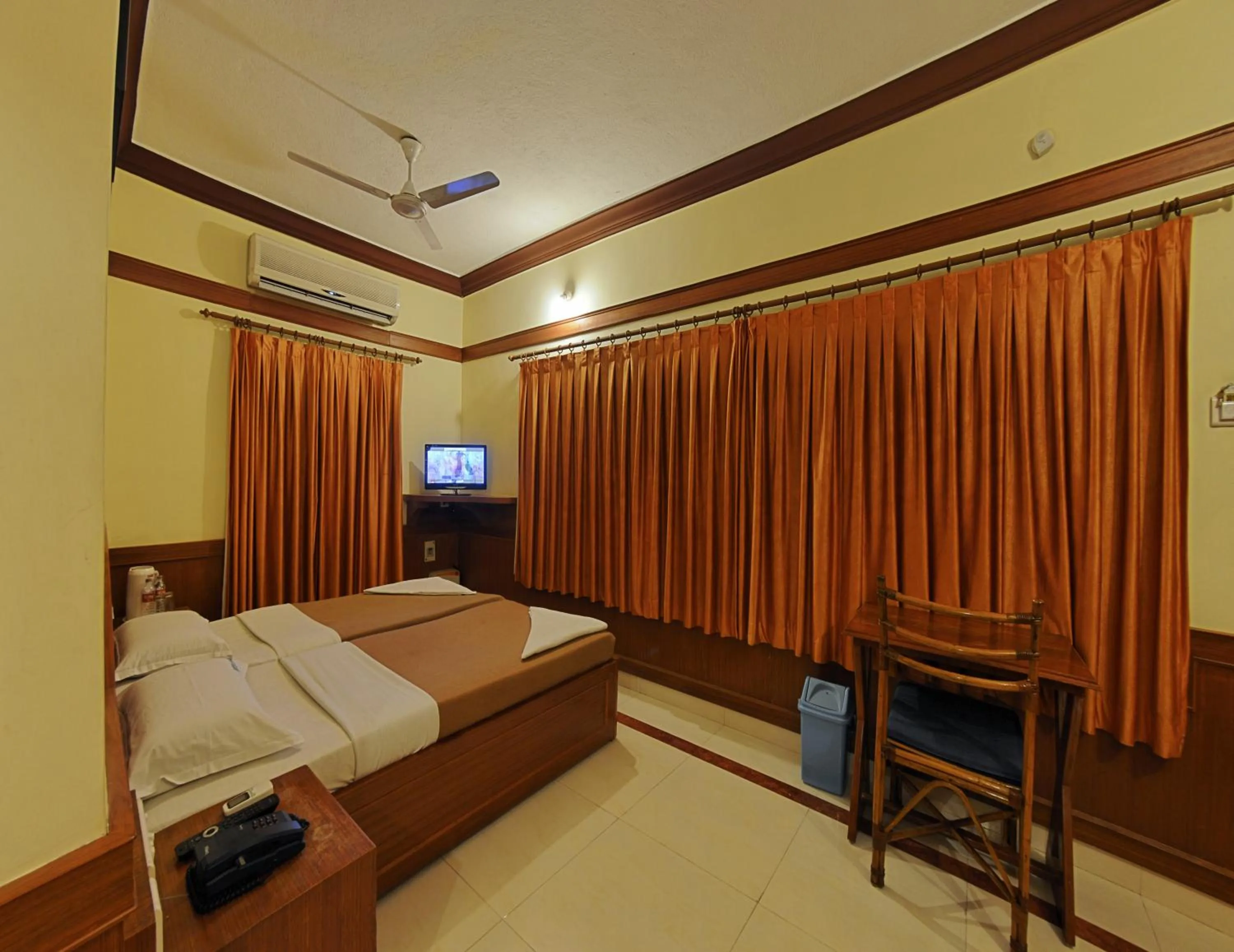 TV and multimedia, Bed in Hotel Mahabs