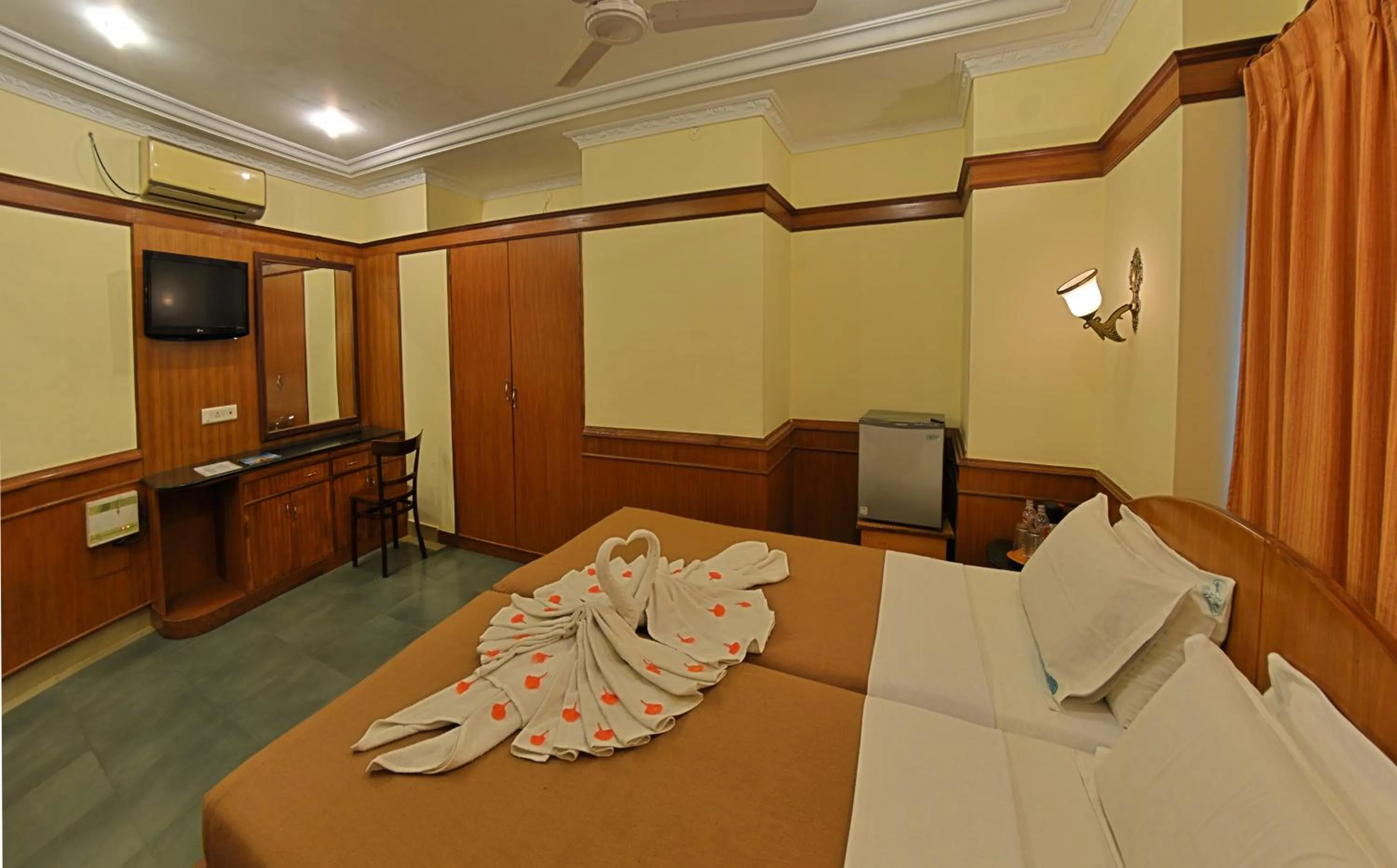 Toilet, Bed in Hotel Mahabs