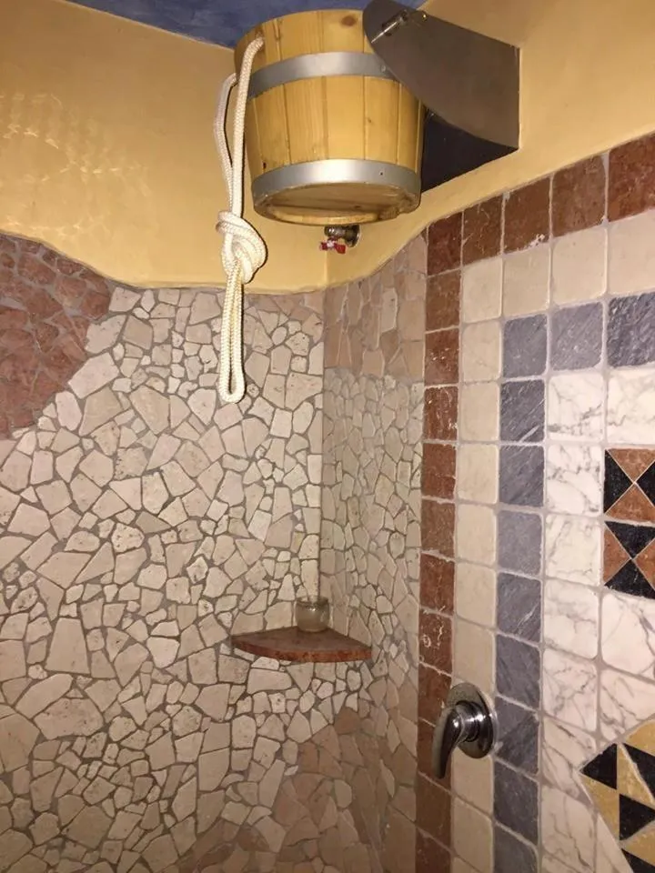 Shower in Hotel Lady Mary