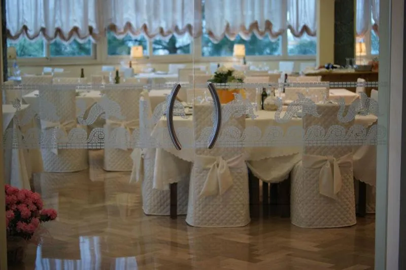 Restaurant/places to eat in Hotel Lady Mary