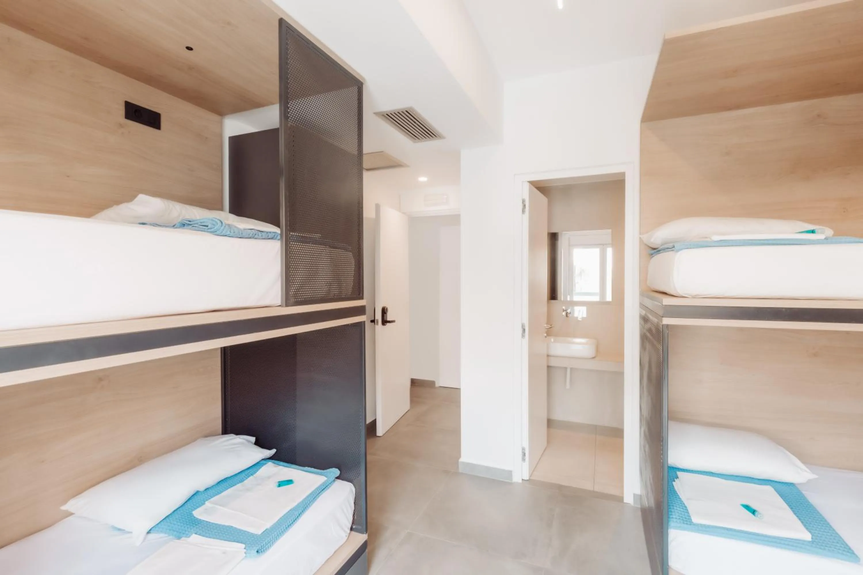 Photo of the whole room, Bed in Athens Backpackers