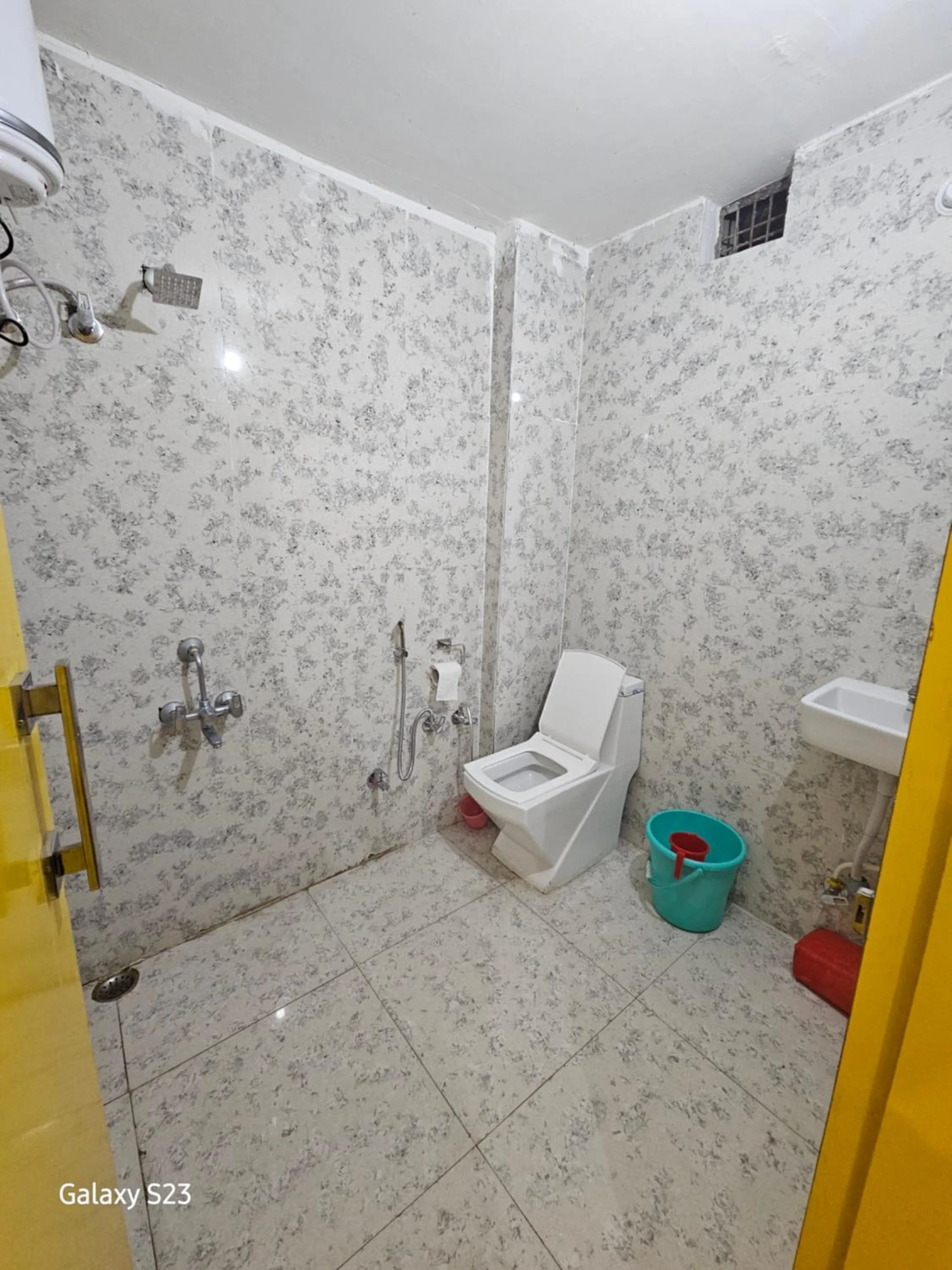 Shower in Hotel Sunset