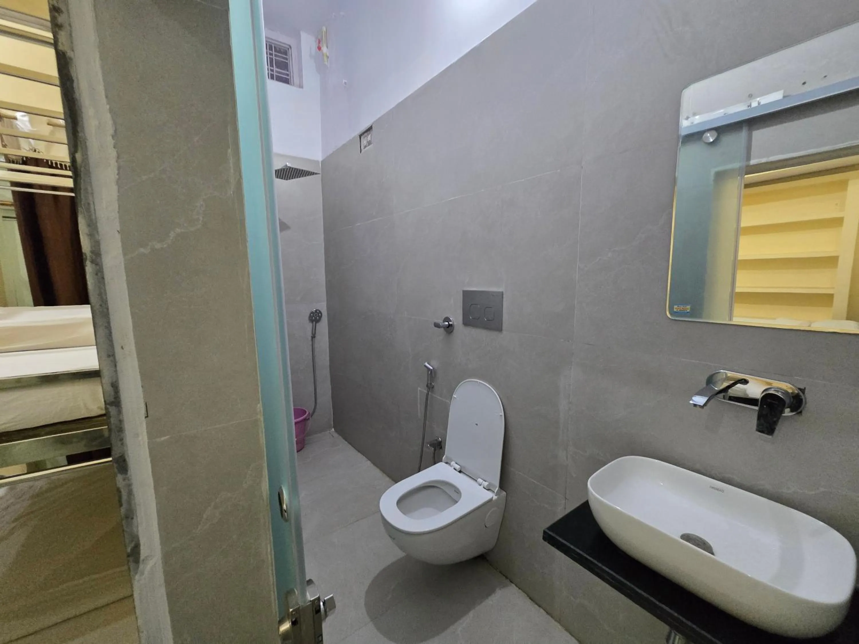 Shower in Hotel Sunset