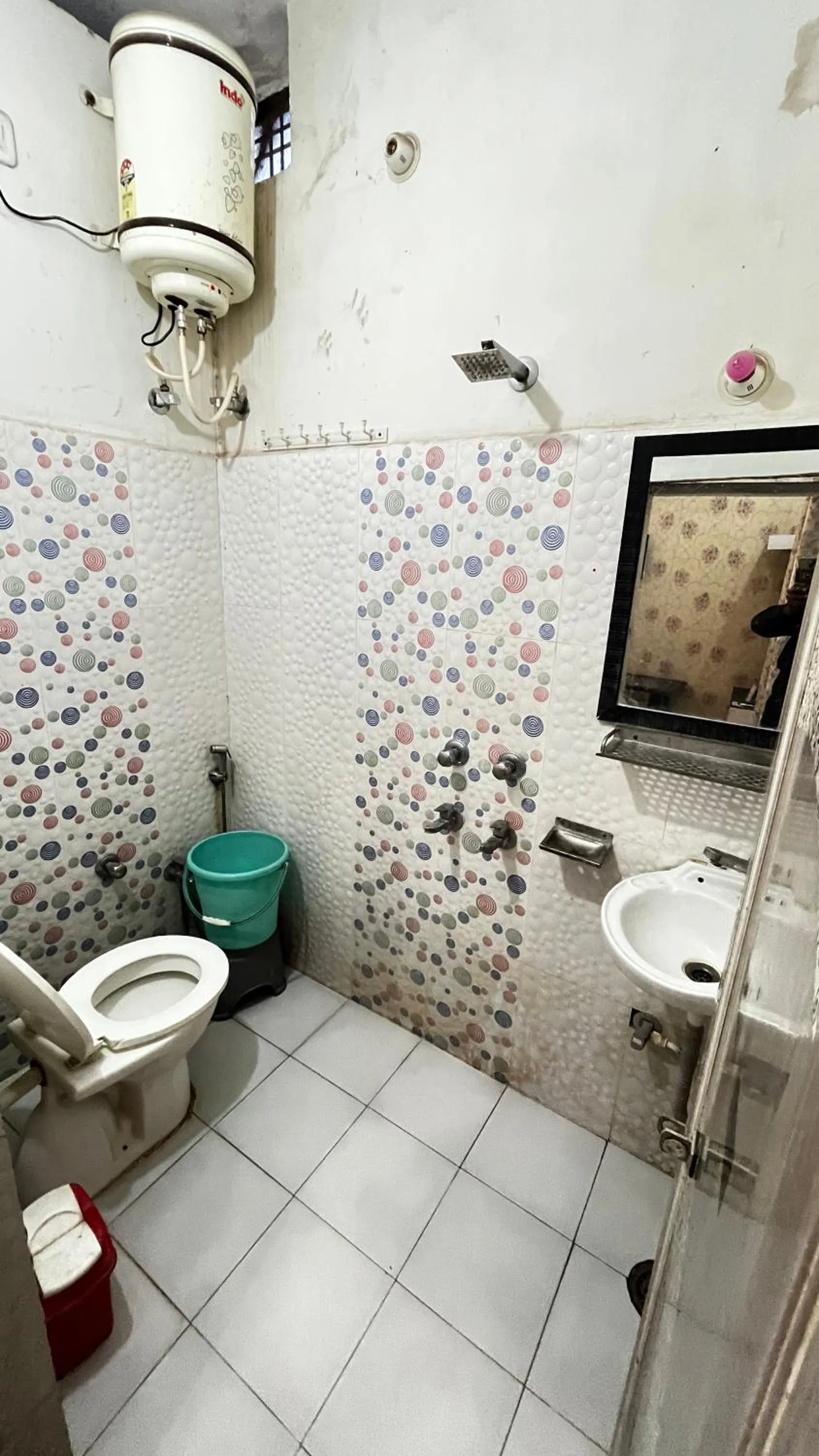 Shower in Hotel Sunset