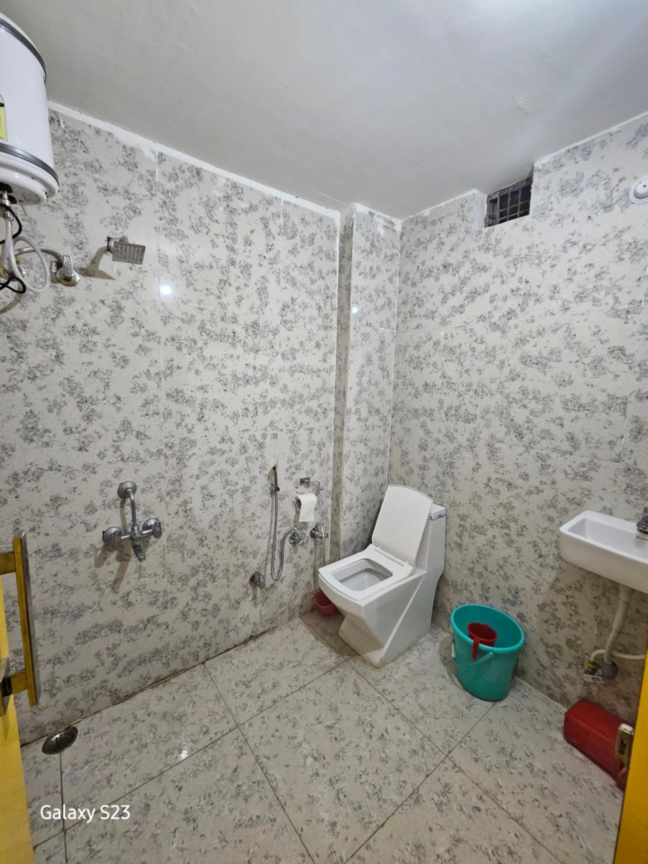 Shower in Hotel Sunset