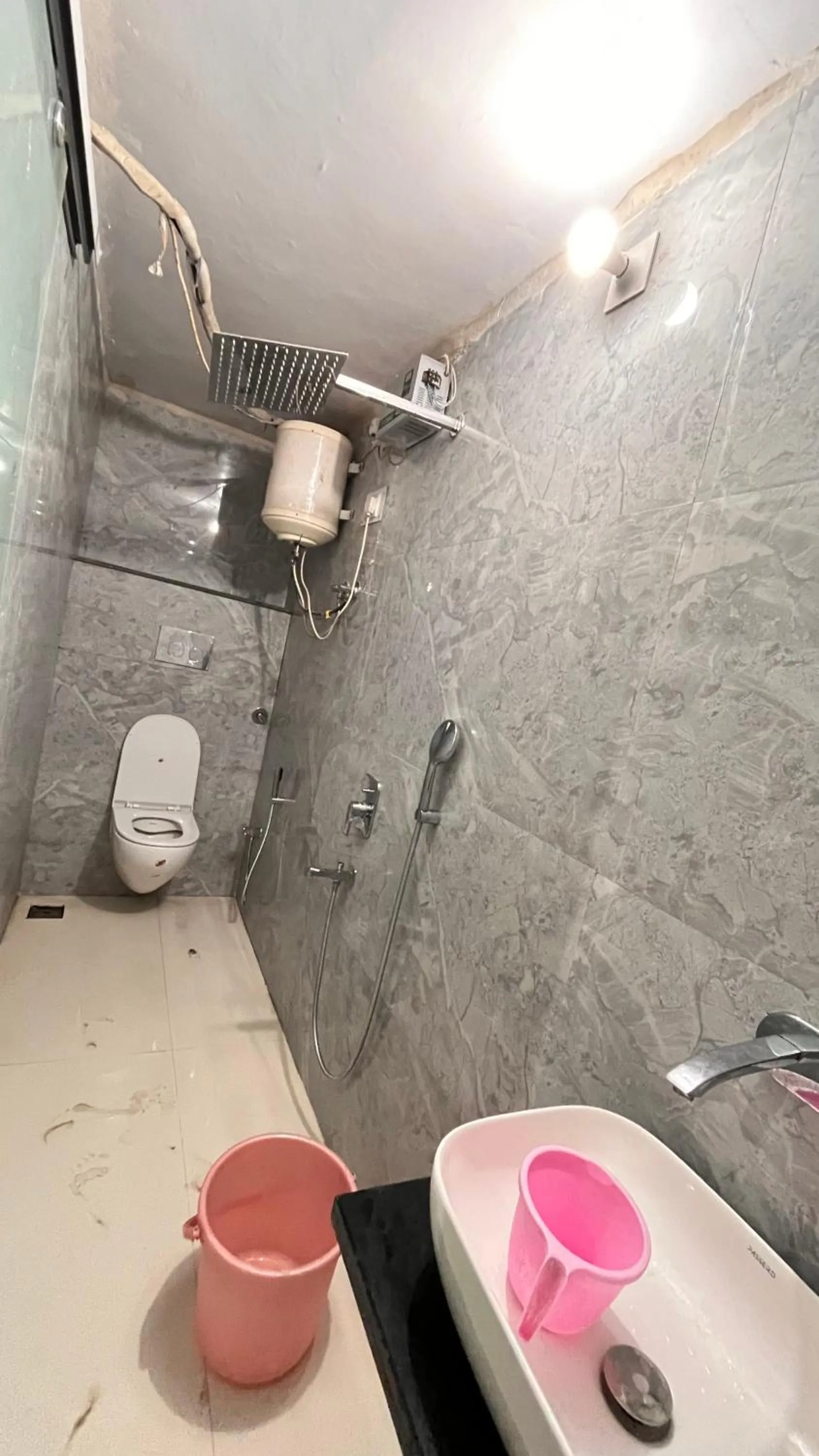 Shower in Hotel Sunset