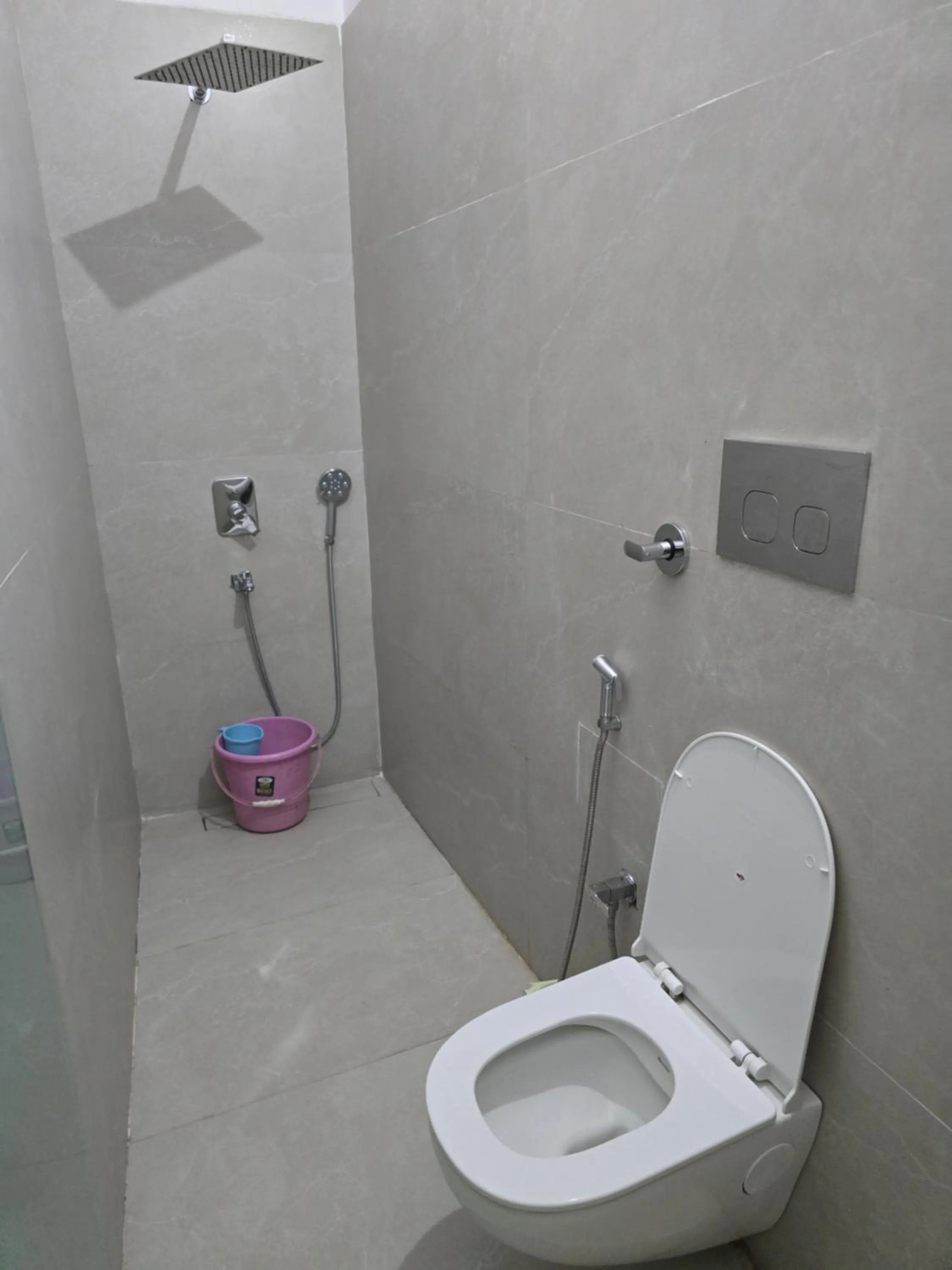 Shower in Hotel Sunset