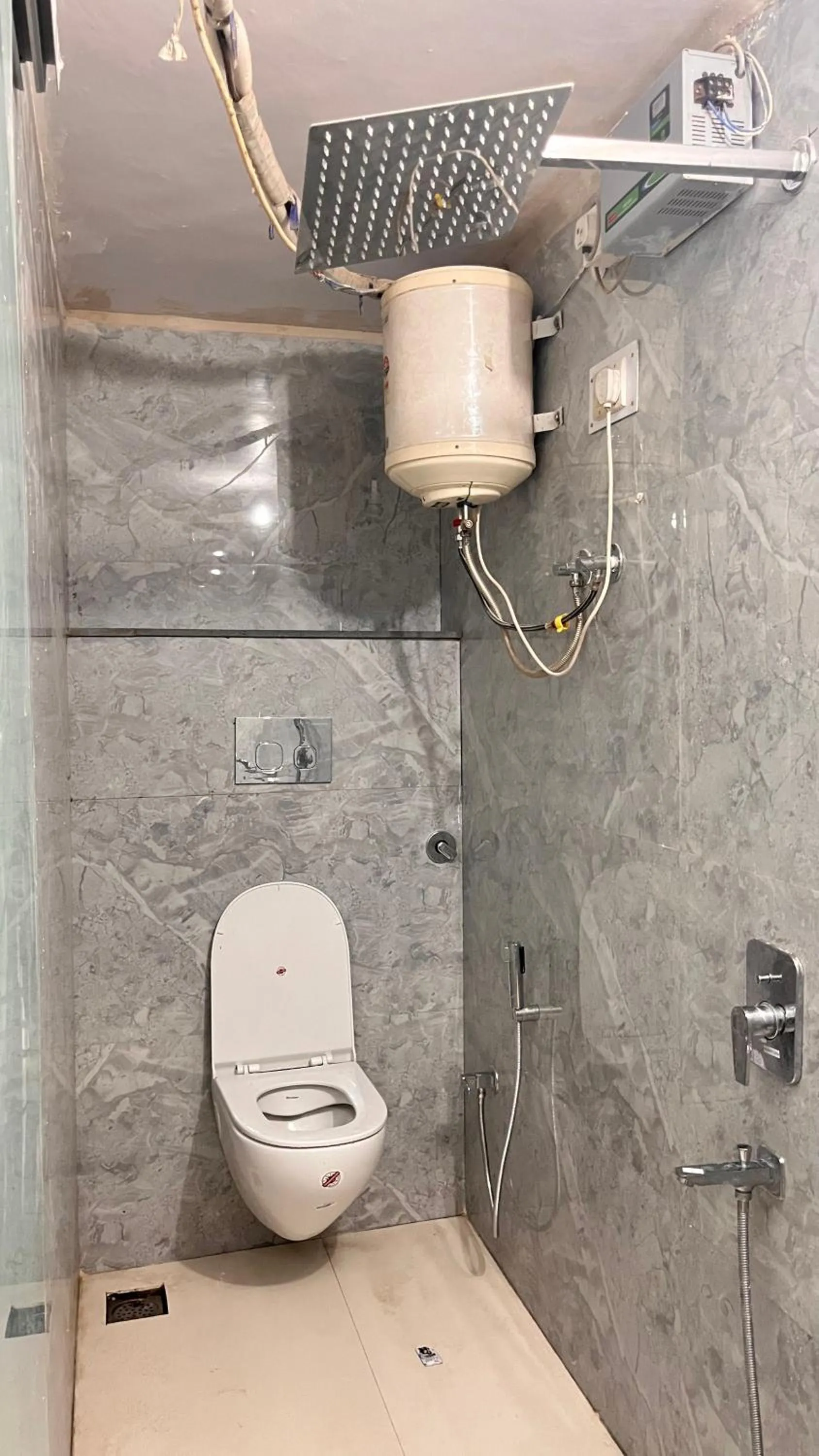 Shower in Hotel Sunset