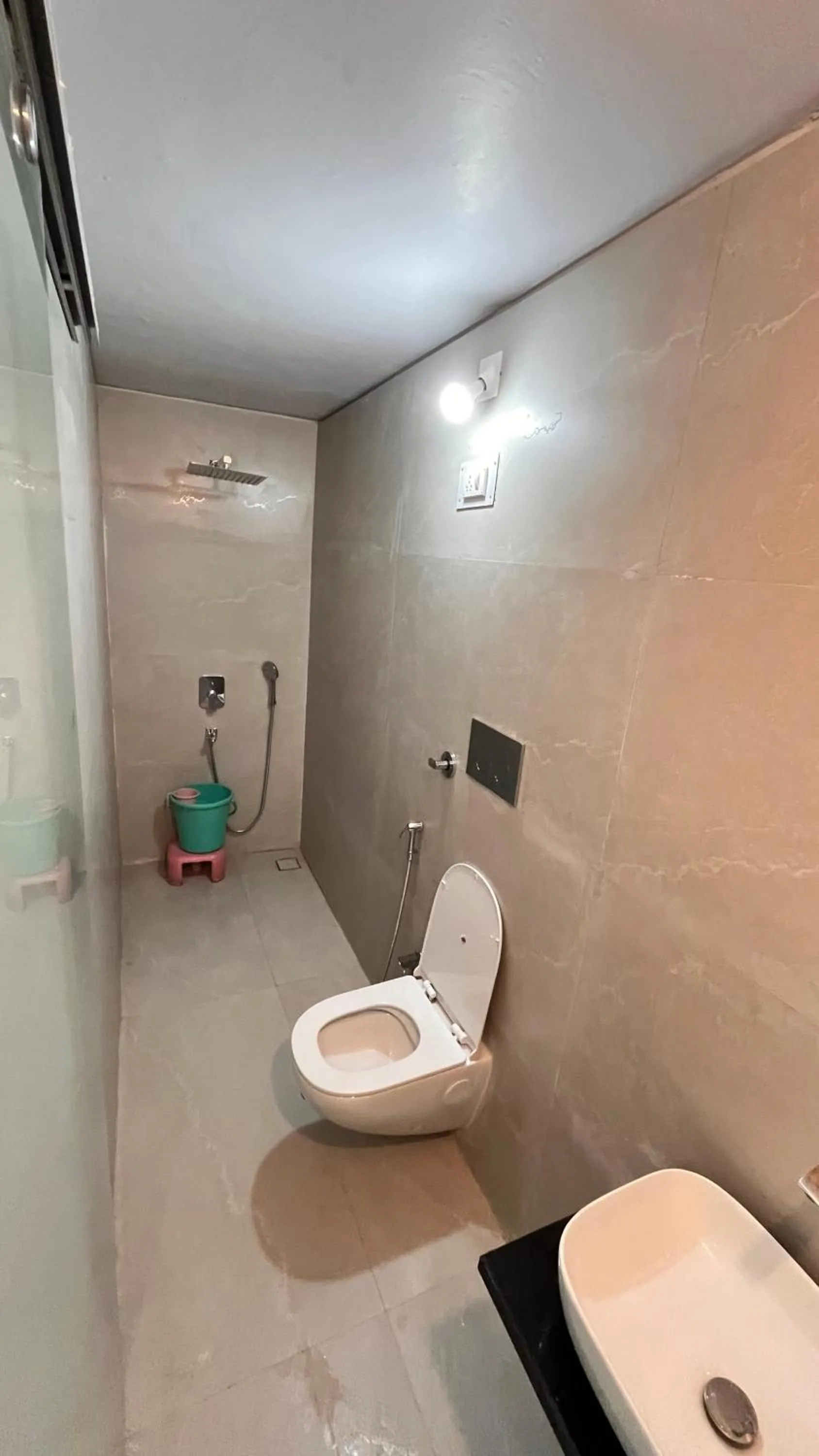 Shower in Hotel Sunset