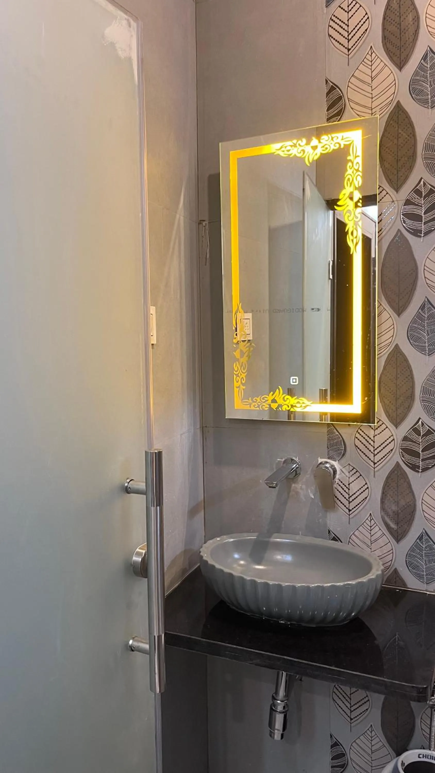 Shower in Hotel Sunset