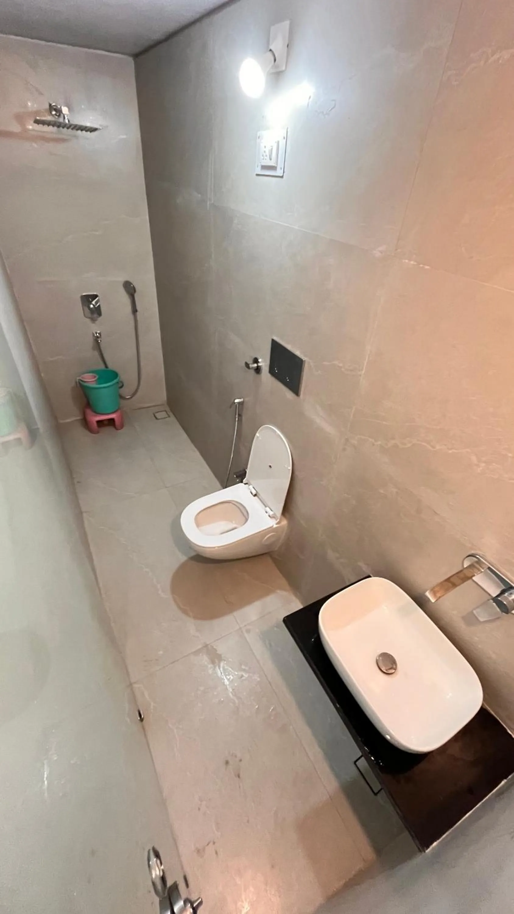 Shower in Hotel Sunset