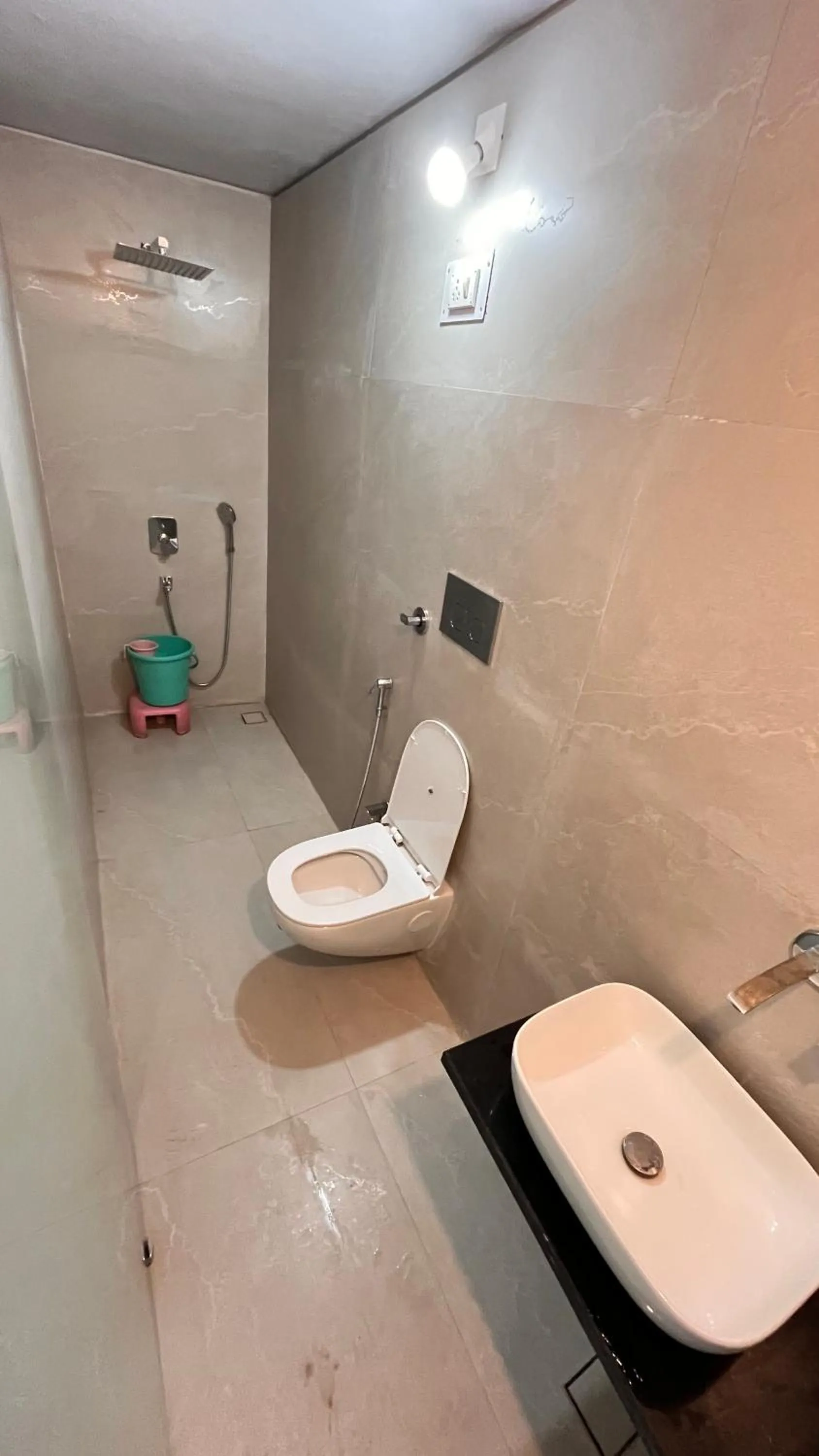 Shower in Hotel Sunset