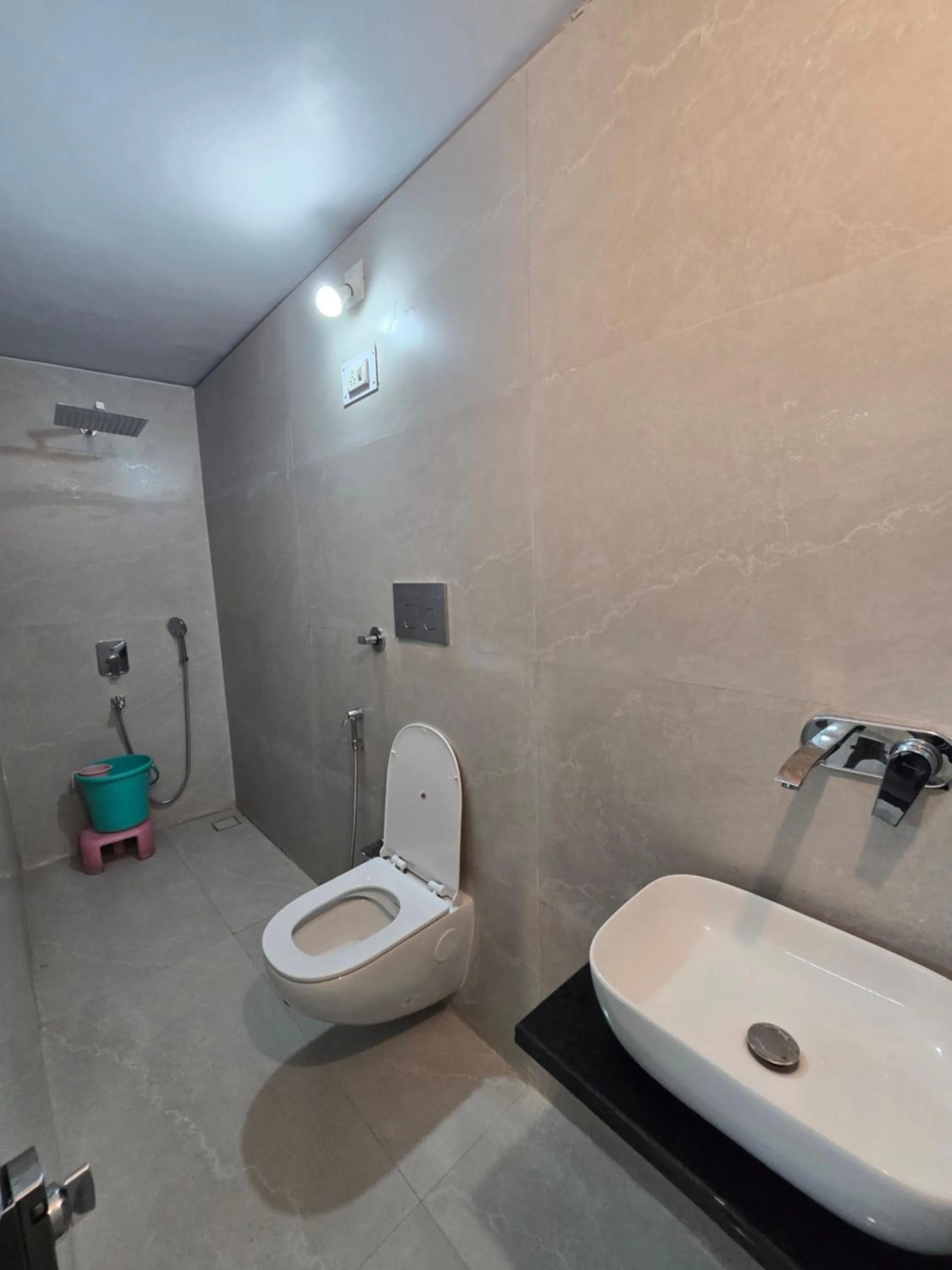 Shower in Hotel Sunset