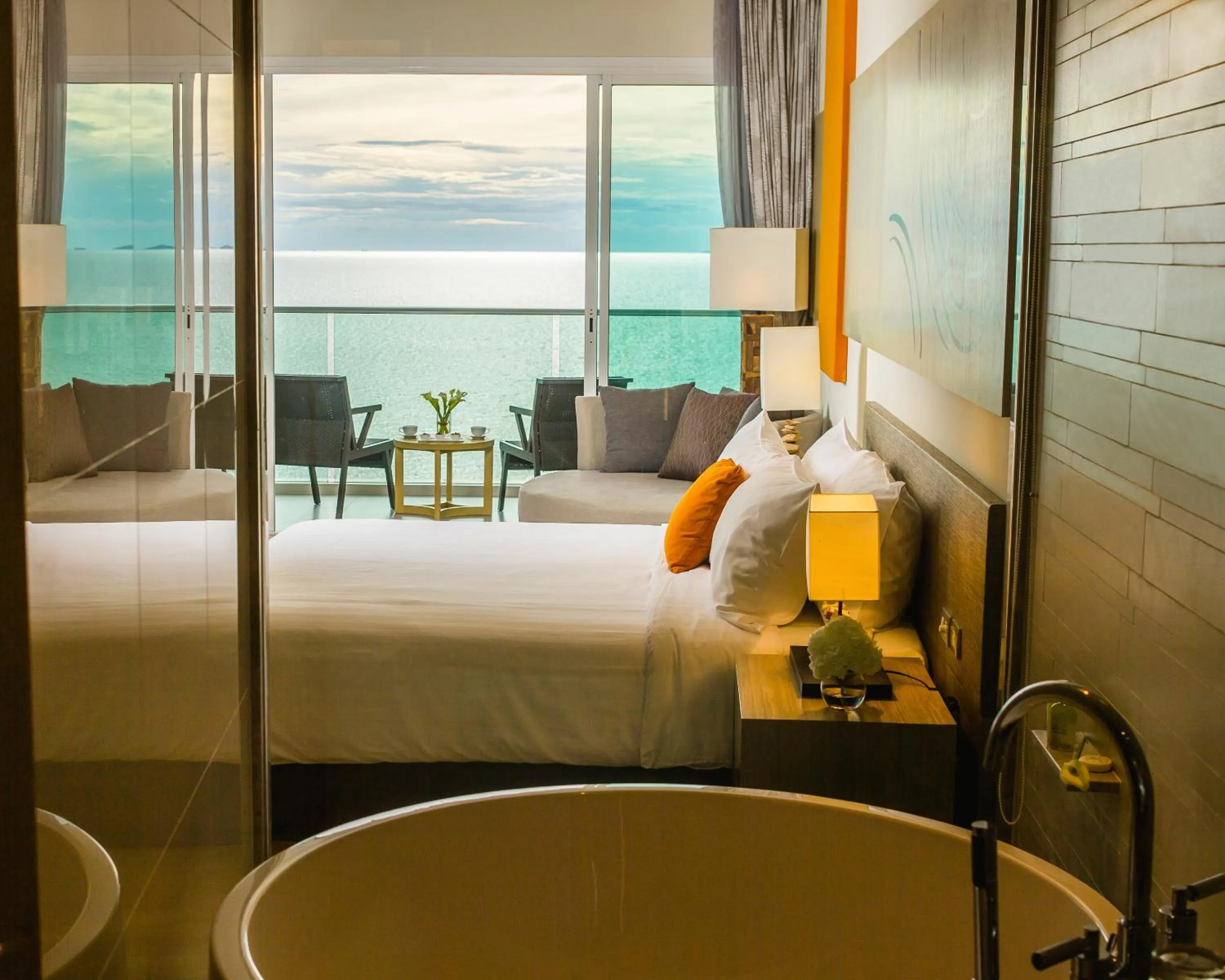 Shower, Bed in Mövenpick Siam Hotel Na Jomtien Pattaya