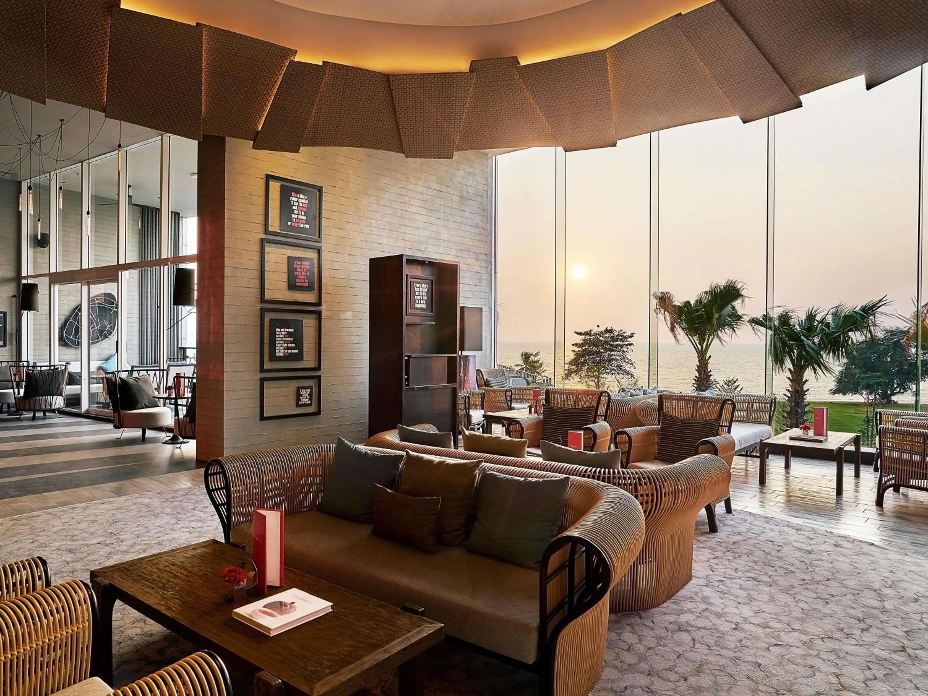 Lounge or bar in Mövenpick Siam Hotel Na Jomtien Pattaya