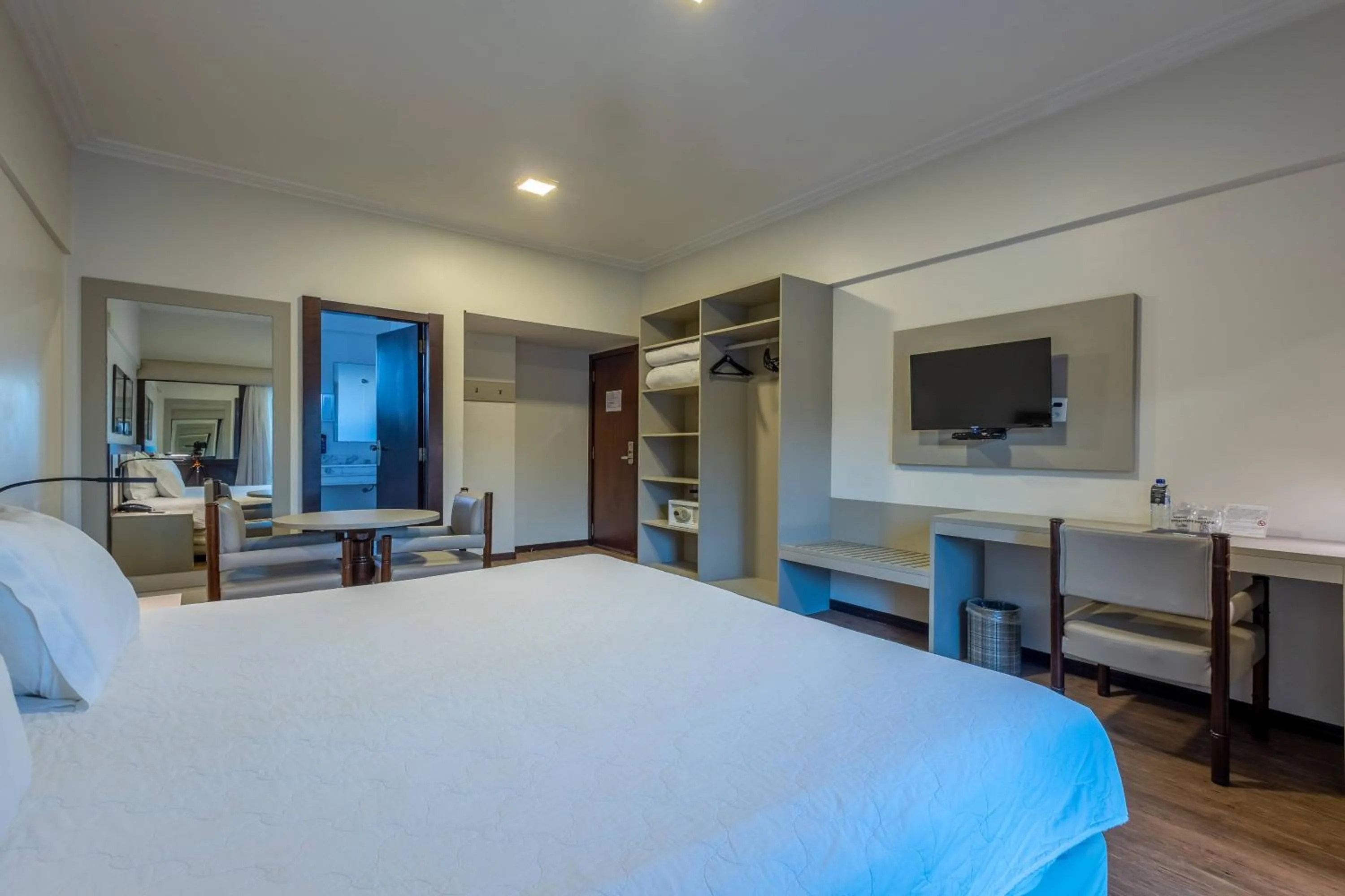 Bedroom, Bed in Plaza Blumenau Hotel