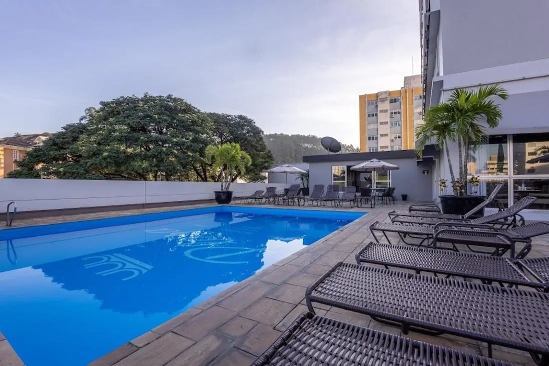 Pool view in Plaza Blumenau Hotel