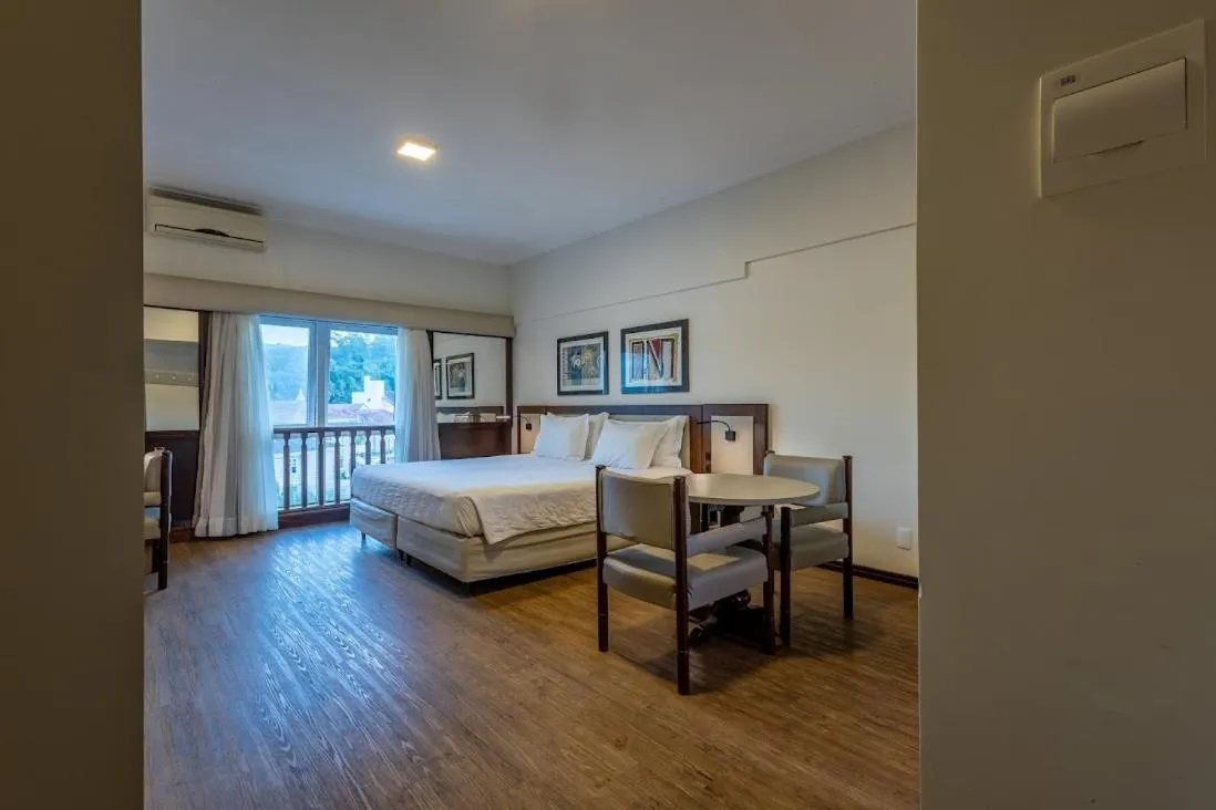 Photo of the whole room, Bed in Plaza Blumenau Hotel