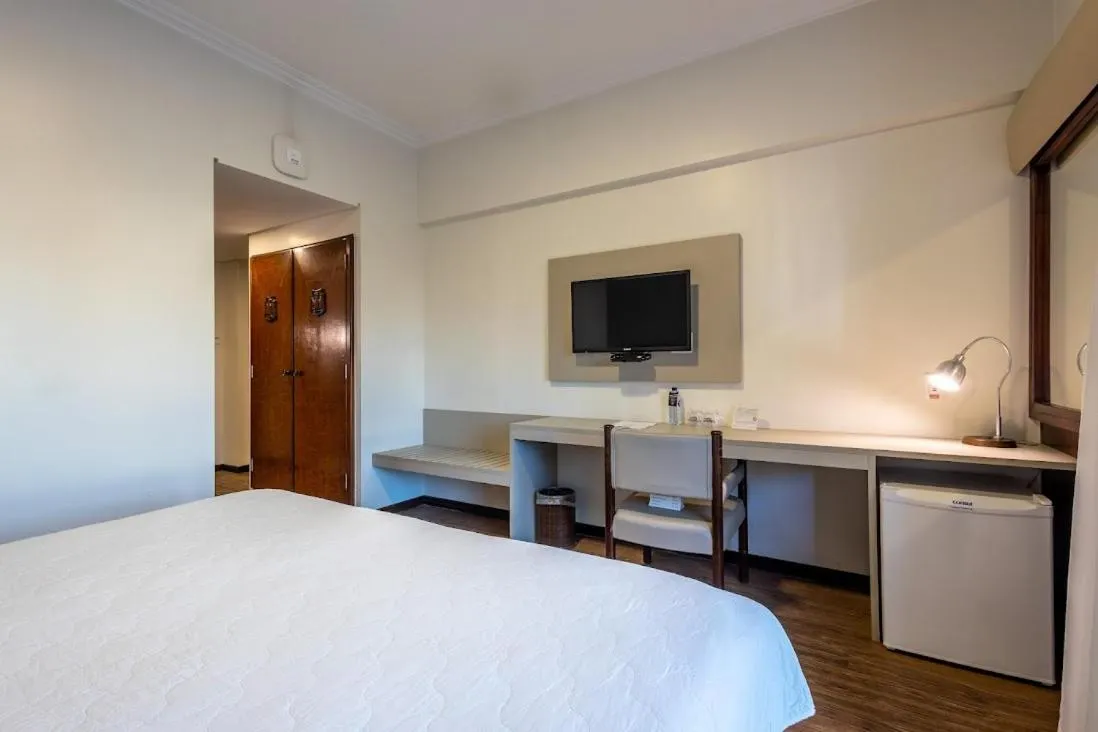 Photo of the whole room, Bed in Plaza Blumenau Hotel